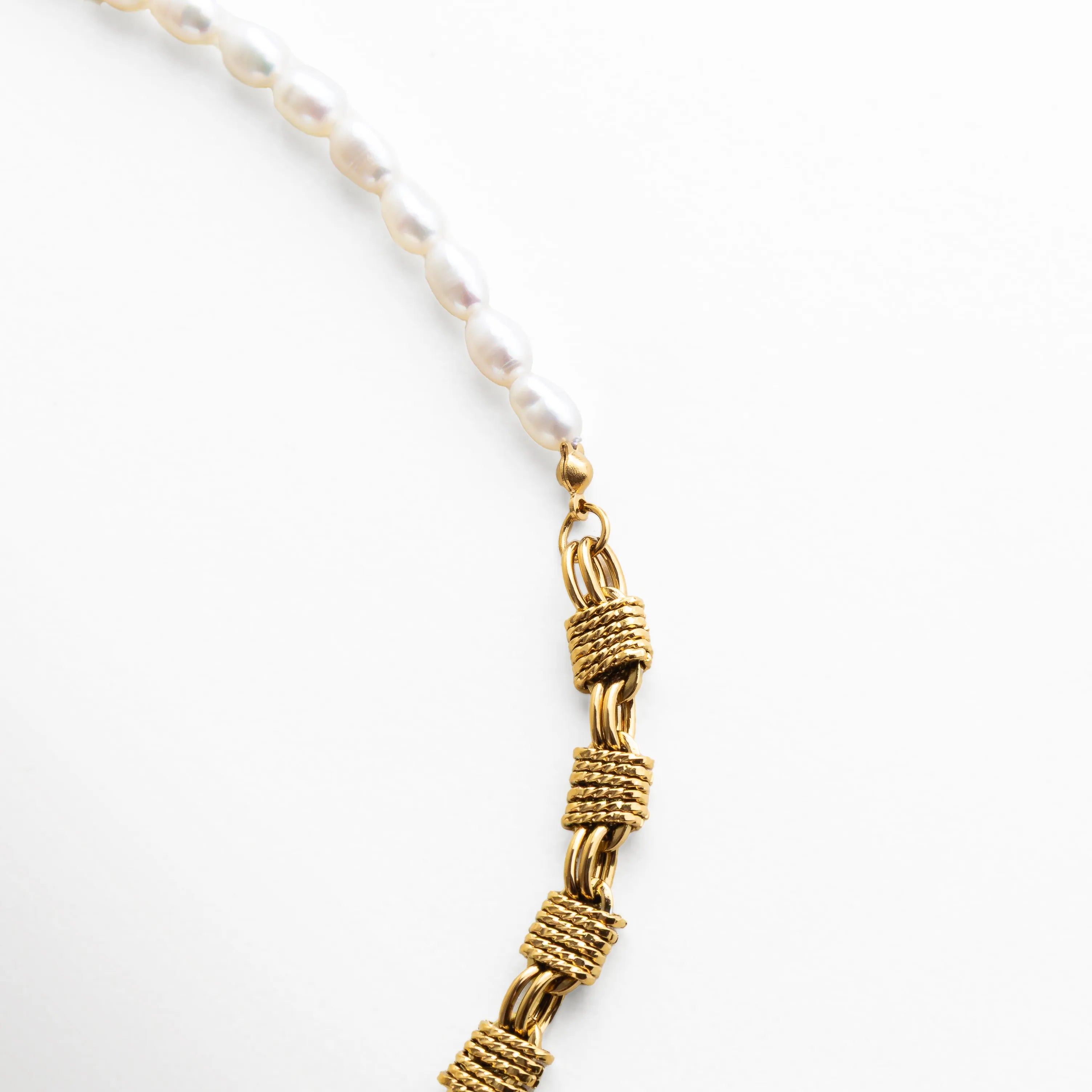 detalle collar perlas, accesorio dorado artesanal, joyería delicada con perlas, collar moderno dorado, collar elegante detalle, perlas blancas joyería, collar sofisticado mujer, accesorio femenino dorado