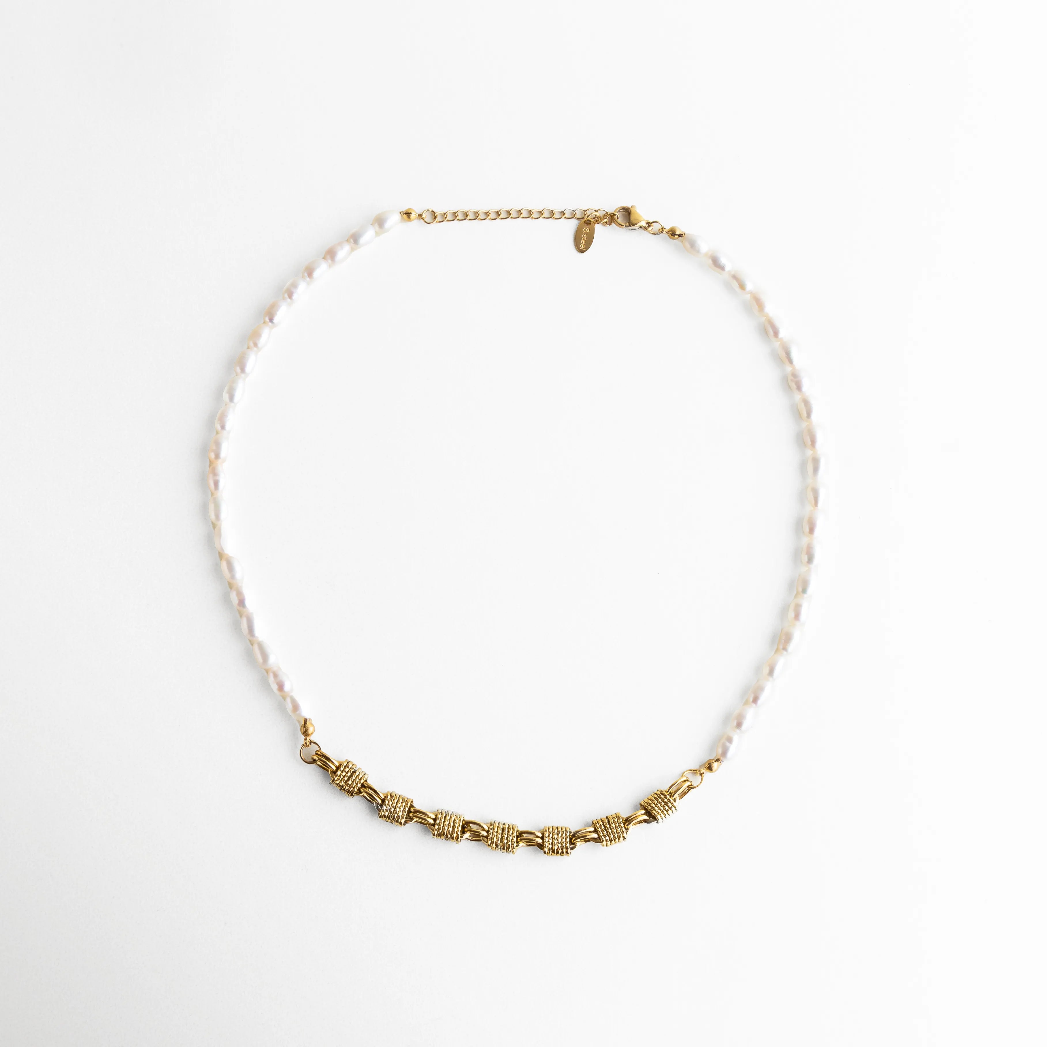 collar perlas vista superior, collar circular elegante, joyería moderna con perlas, collar dorado delicado, accesorio clásico mujer, collar minimal perlas, joyería femenina luminosa, collar chic perlas