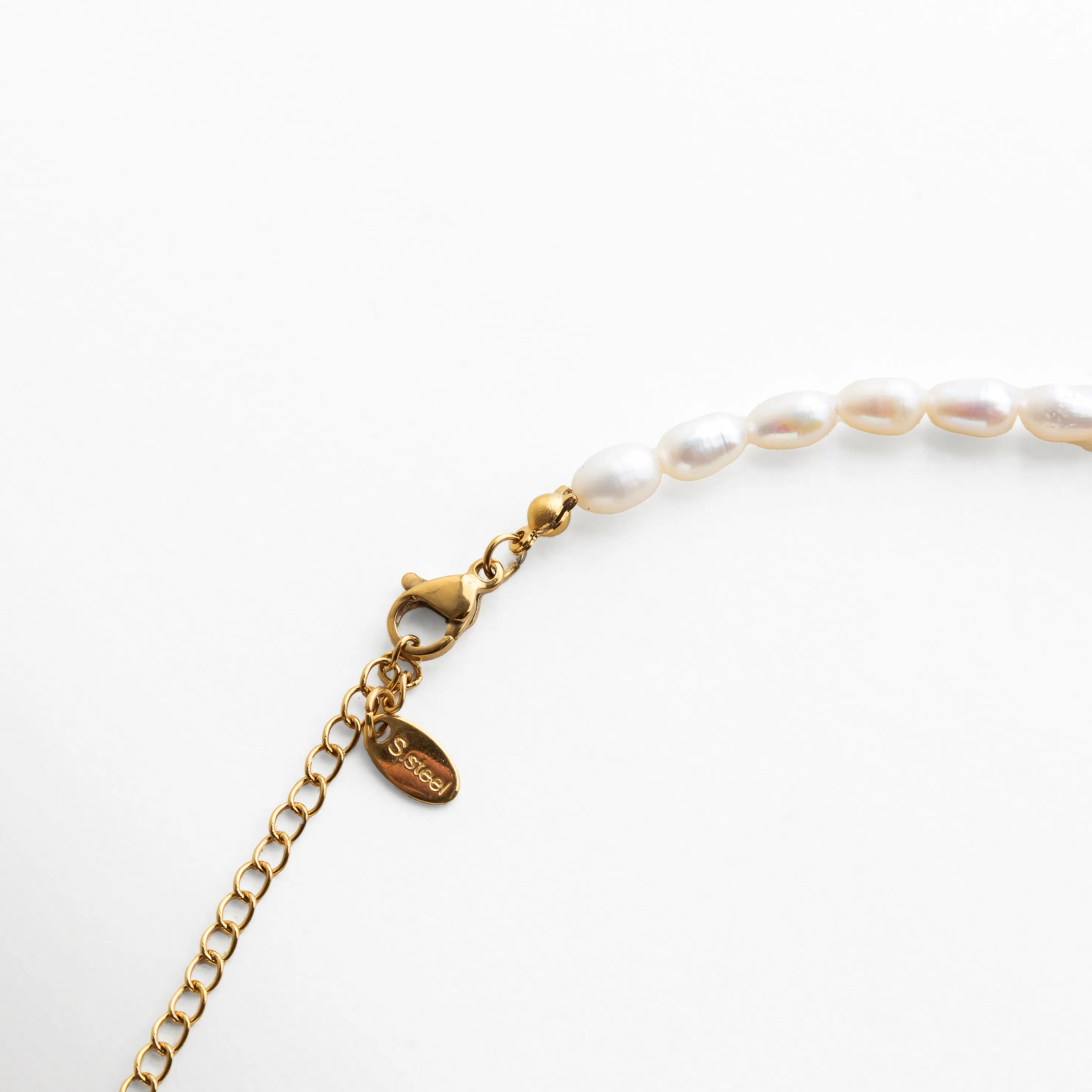 cierre collar perlas, cadena dorada detalle, joyería dorada artesanal, accesorio elegante mujer, collar perlas diseño, detalle de joyería fina, cadena de extensión dorada, collar femenino delicado