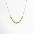 collar de perlas y oro, collar elegante mujer, joyería con perlas modernas, collar dorado con perlas, accesorio femenino chic, collar artesanal dorado, joyería delicada mujer, collar clásico moderno