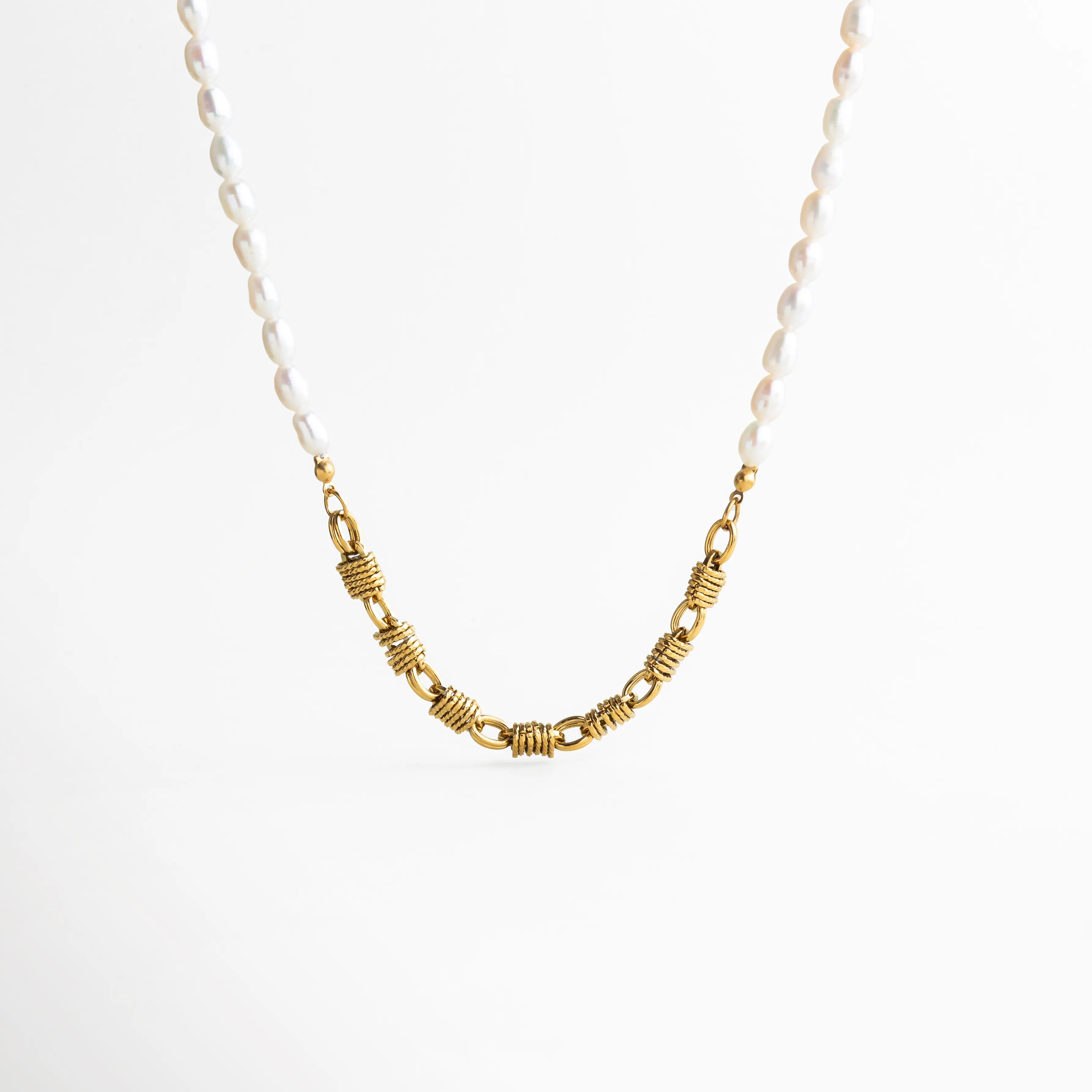 collar de perlas y oro, collar elegante mujer, joyería con perlas modernas, collar dorado con perlas, accesorio femenino chic, collar artesanal dorado, joyería delicada mujer, collar clásico moderno