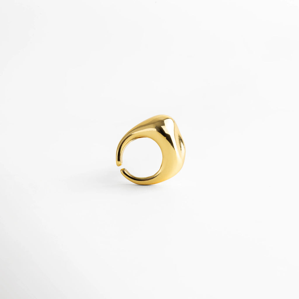 Anillo dorado abierto con forma orgánica y estilo moderno, acabado brillante que realza su diseño minimalista y sofisticado.