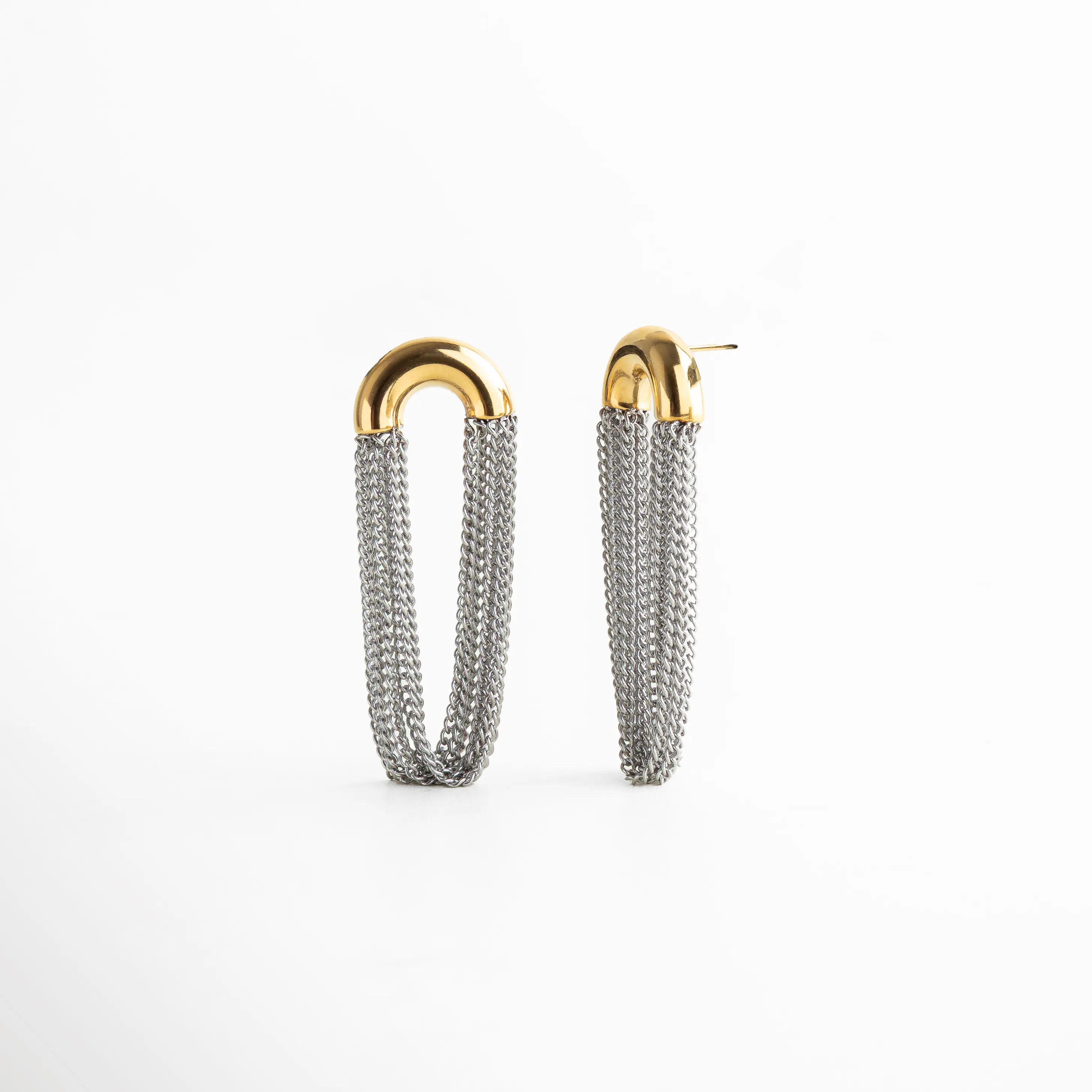 Aretes dorados y plateados con diseño en forma de U, mezcla de texturas pulidas y metálicas que destacan por su estilo sofisticado y vanguardista.