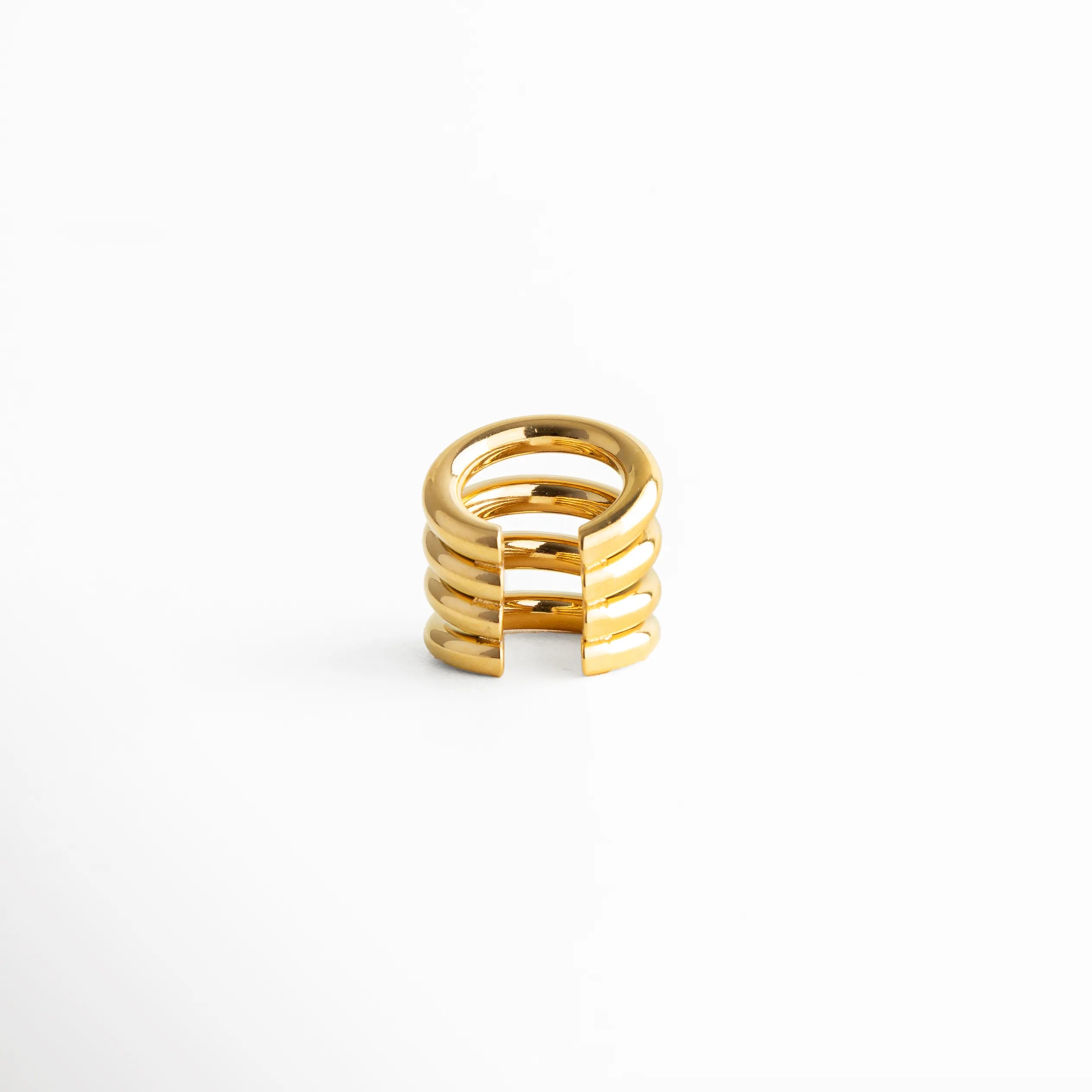 ear cuff dorado vista lateral, ear cuff diseño abierto, accesorio dorado para oreja, joyería moderna dorada, ear cuff sofisticado, ear cuff triple aro, accesorios elegantes mujer, joyería minimal dorada