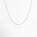 Cadena Simple Plateada de eslabones finos tipo forzatina/cable en tono plata con pulido brillante, vista frontal suspendida sobre fondo blanco, Cadena fina plateada de 45 cm de estilo minimalista enchapada en oro blanco o rodio, Vista de frente de collar de eslabones delgados y delicados en tono plata sobre superficie clara, Cadena básica plateada ajustable ideal para dijes y charms en toma de plano medio.