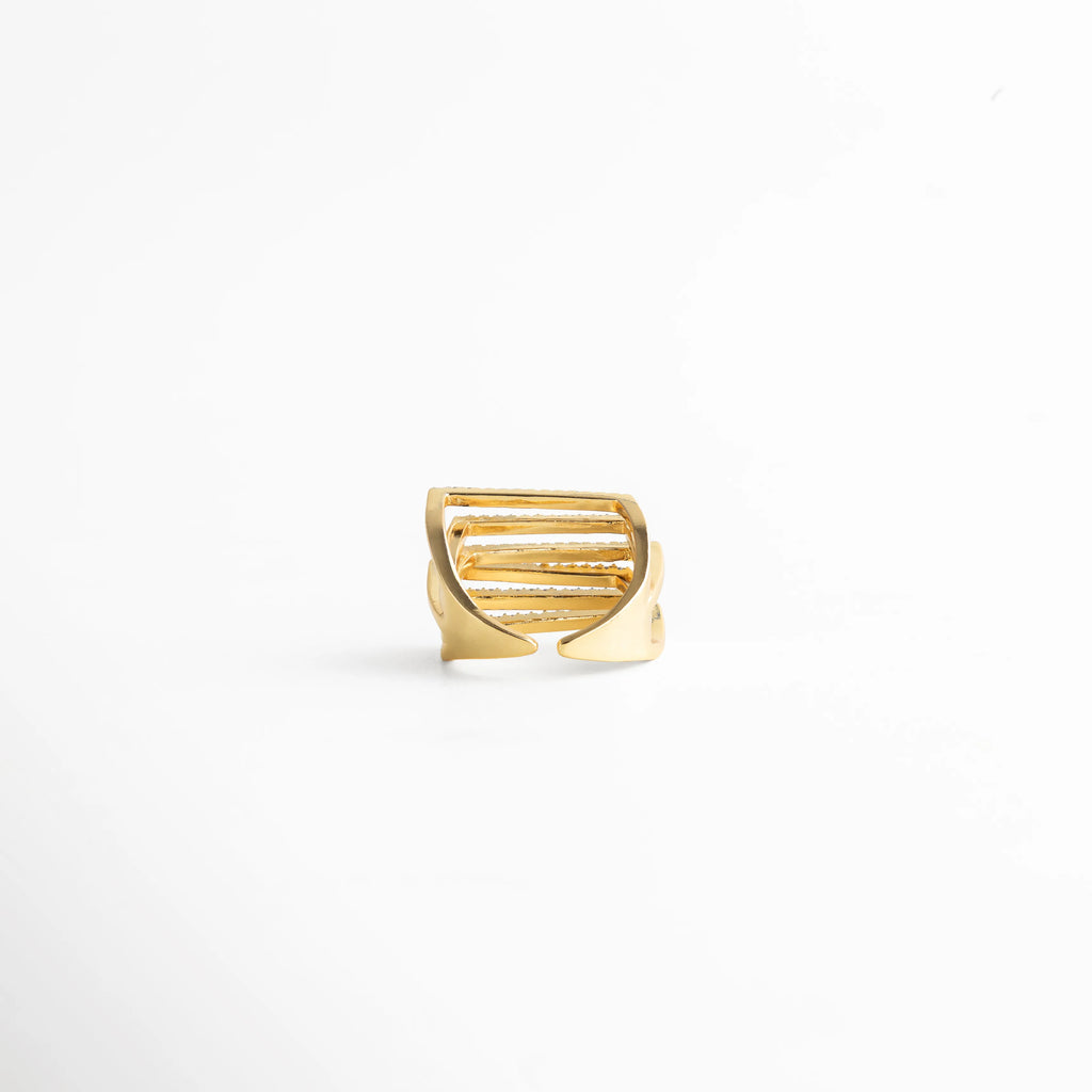 anillo dorado diseño abierto, anillo moderno estructura, joyería dorada minimal, anillo arquitectónico mujer, accesorios dorados sofisticados, anillo elegante diseño geométrico, anillo ancho dorado, joyería contemporánea