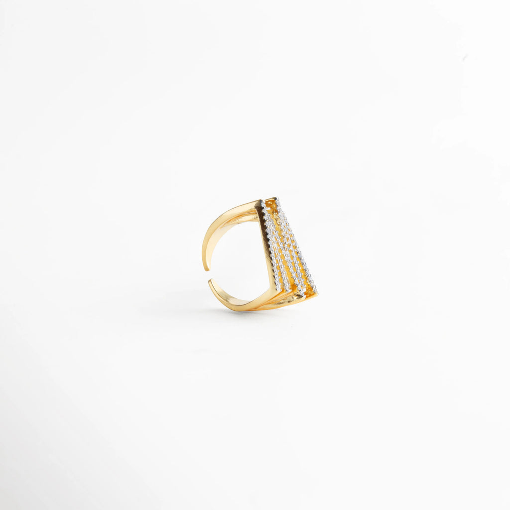 anillo dorado lateral, anillo con bandas de cristales, joyería dorada minimalista, anillo elegante de diseño, accesorios dorados modernos, anillo sofisticado mujer, anillo abierto elegante, joyería de tendencia dorada