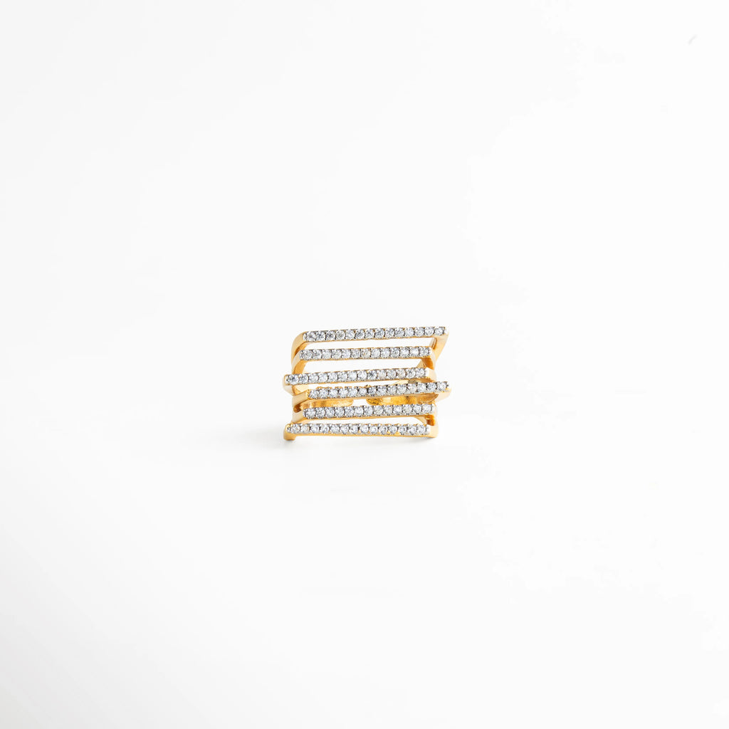 anillo dorado con cristales, anillo moderno para mujer, anillo statement elegante, joyería dorada brillante, anillo diseño arquitectónico, anillo ancho con brillo, accesorio dorado chic, anillo de moda