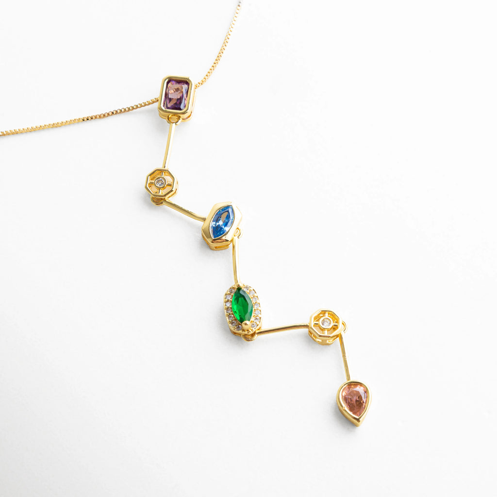 collar de colores elegante, joyería dorada con piedras, collar lariat diseño moderno, accesorio largo sofisticado, collar chic multicolor, joyería femenina vibrante, collar dorado estilizado mujer, accesorio delicado de piedras