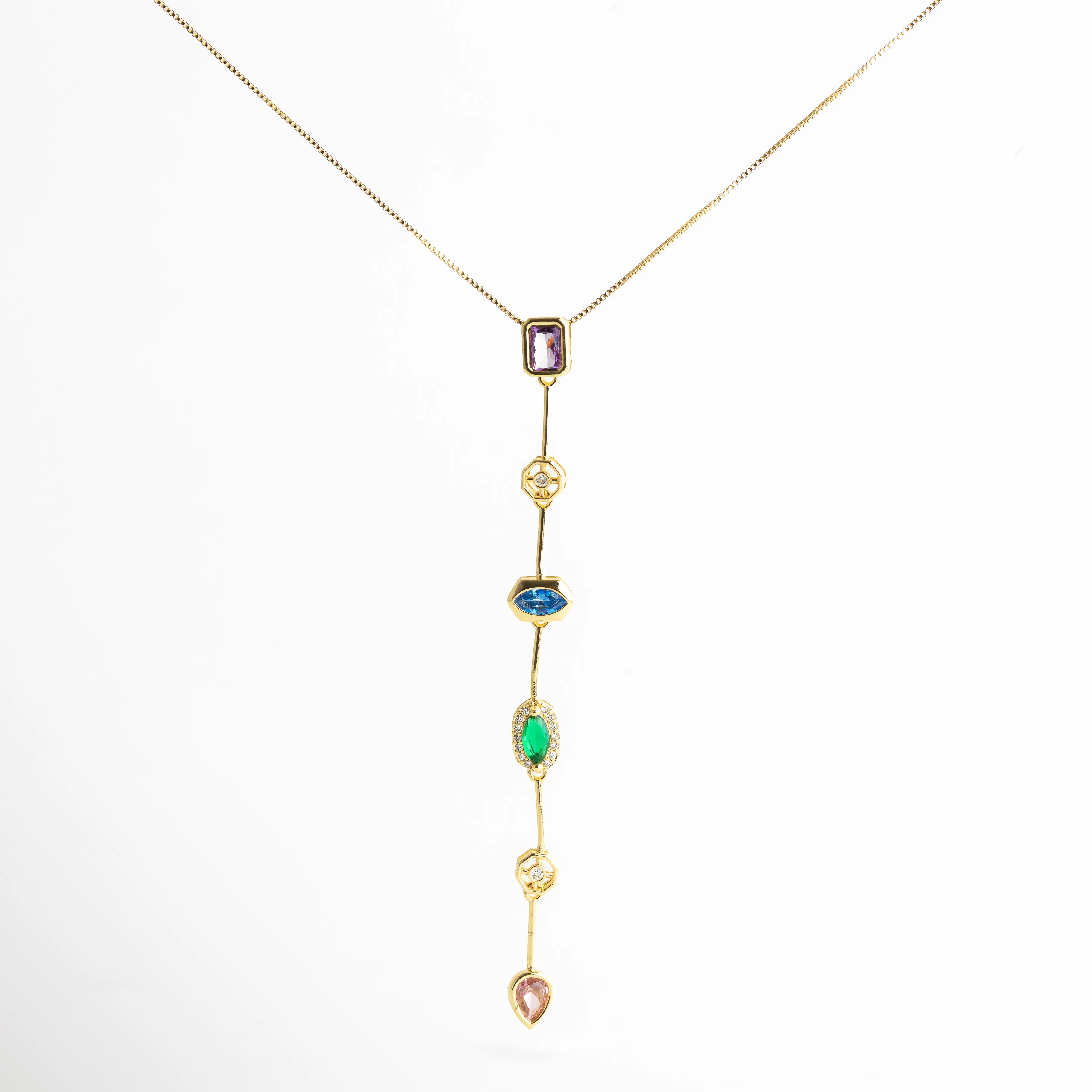 collar lariat dorado, collar con gemas de colores, joyería elegante mujer, collar largo moderno, accesorio dorado con piedras, collar chic y femenino, joyería colorida sofisticada, collar lariat delicado