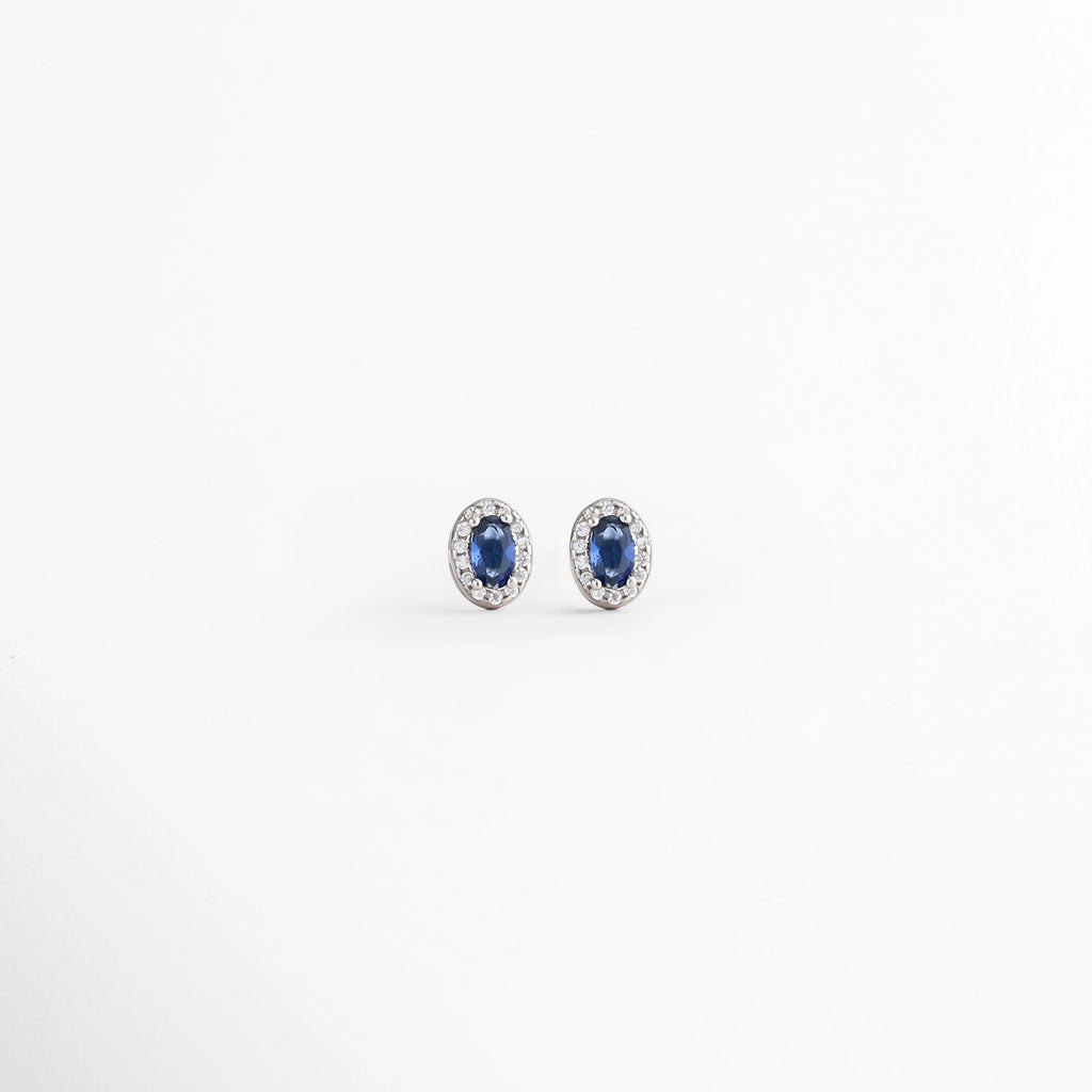 Baby Blue Amalia Studs de Plata Ley 925 con recubrimiento en Plata Esterlina y piedra natural azul, vista frontal, Aretes tipo stud Baby Blue Amalia con piedra natural ovalada en tono azul, vista frontal sobre fondo blanco, Vista frontal de los Baby Blue Amalia Studs con piedra natural e incrustación en Plata Esterlina, Aretes pequeños ovalados de Plata Ley 925 con piedra natural azul, vista frontal, Baby Blue Amalia Studs con diseño ovalado y piedra natural azul, vista completa.