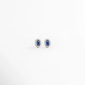 Baby Blue Amalia Studs de Plata Ley 925 con recubrimiento en Plata Esterlina y piedra natural azul, vista frontal, Aretes tipo stud Baby Blue Amalia con piedra natural ovalada en tono azul, vista frontal sobre fondo blanco, Vista frontal de los Baby Blue Amalia Studs con piedra natural e incrustación en Plata Esterlina, Aretes pequeños ovalados de Plata Ley 925 con piedra natural azul, vista frontal, Baby Blue Amalia Studs con diseño ovalado y piedra natural azul, vista completa.