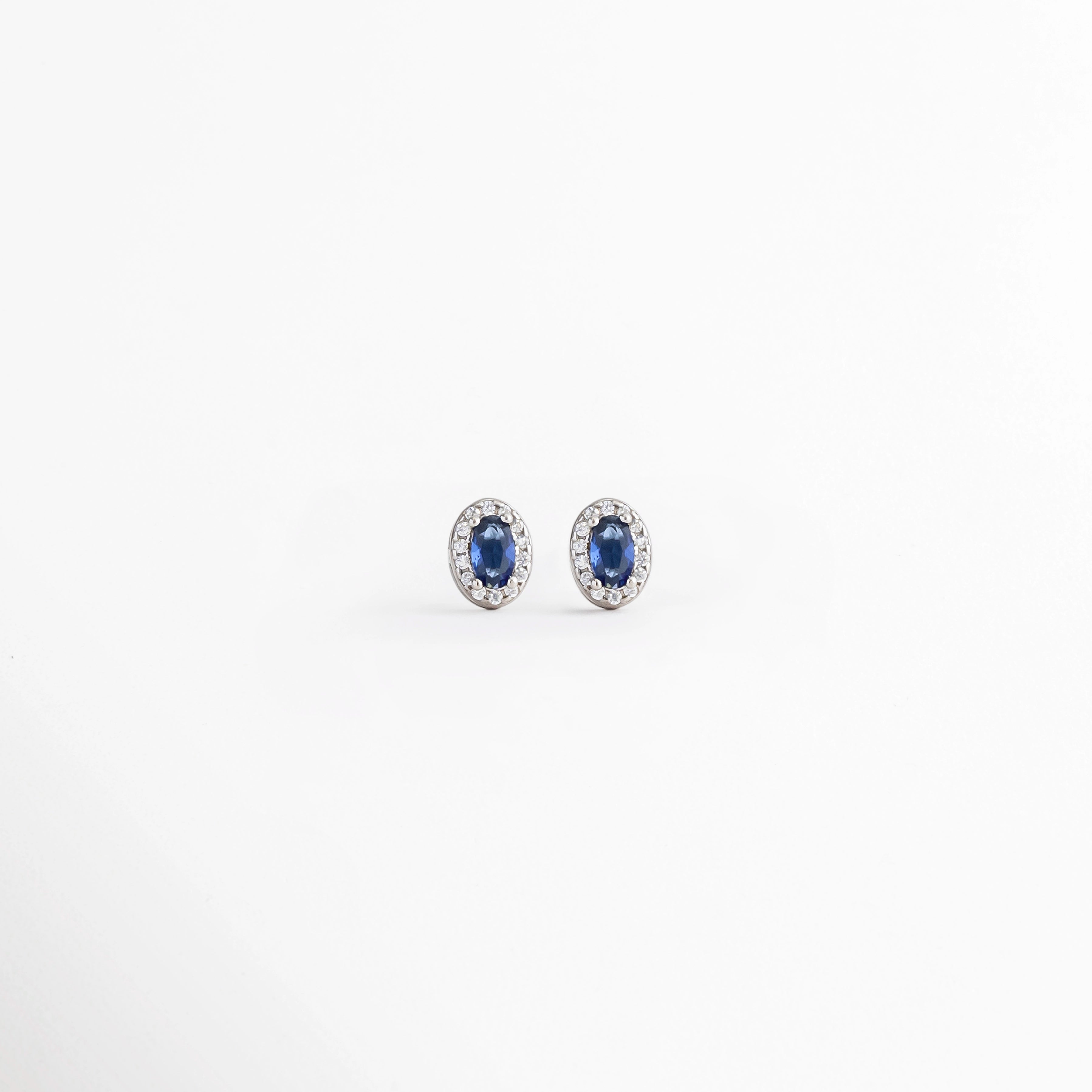 Baby Blue Amalia Studs de Plata Ley 925 con recubrimiento en Plata Esterlina y piedra natural azul, vista frontal, Aretes tipo stud Baby Blue Amalia con piedra natural ovalada en tono azul, vista frontal sobre fondo blanco, Vista frontal de los Baby Blue Amalia Studs con piedra natural e incrustación en Plata Esterlina, Aretes pequeños ovalados de Plata Ley 925 con piedra natural azul, vista frontal, Baby Blue Amalia Studs con diseño ovalado y piedra natural azul, vista completa.