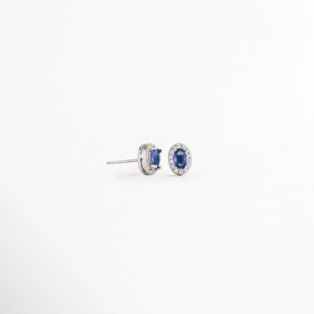 Vista posterior de los Baby Blue Amalia Studs con poste y broche de Plata Ley 925, Parte trasera de los aretes Baby Blue Amalia mostrando el sistema de cierre de presión, Aretes Baby Blue Amalia vistos desde atrás con acabado en Plata Esterlina, Vista posterior de los studs Baby Blue Amalia con broche tipo mariposa, Detalle de la parte trasera de los Baby Blue Amalia Studs.