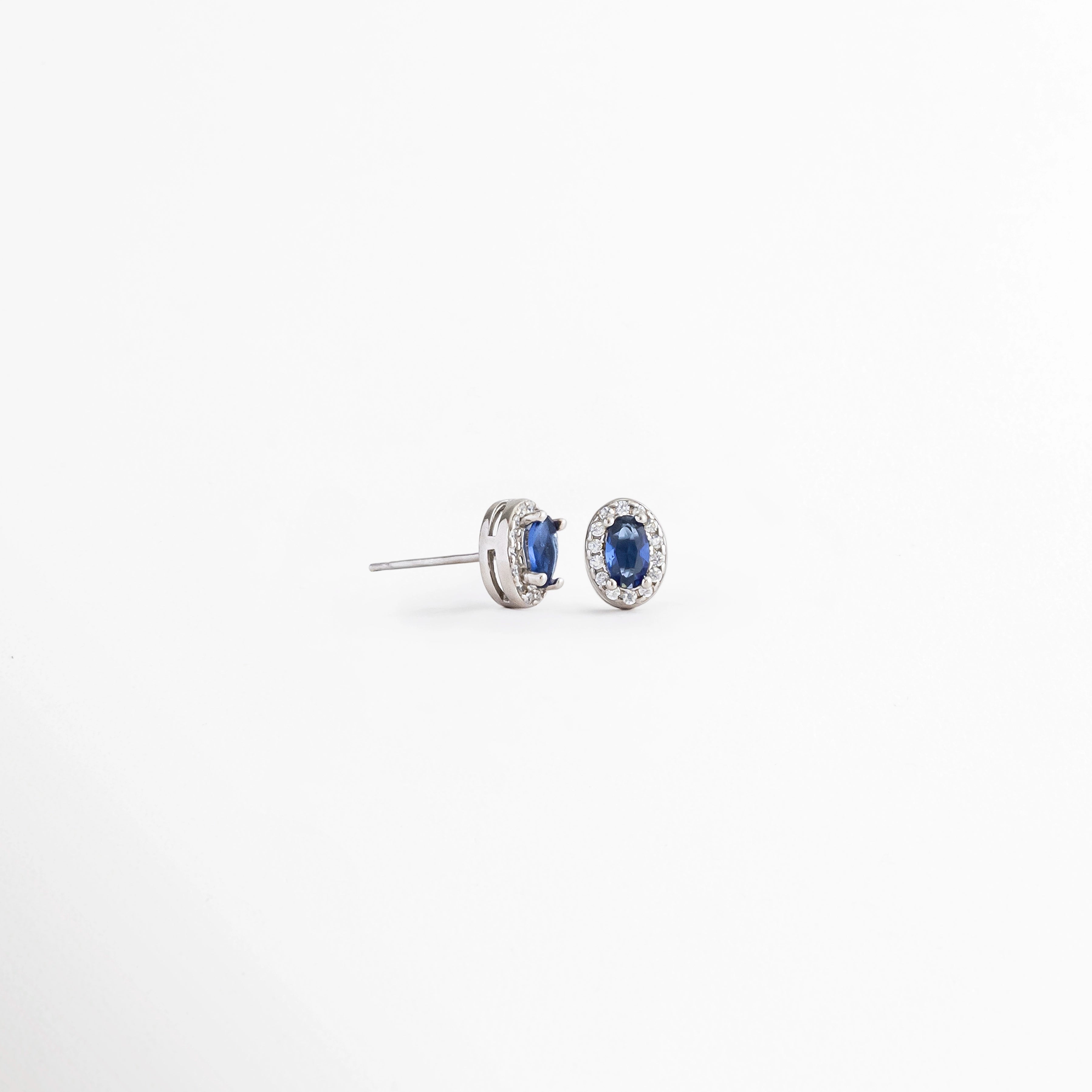 Vista posterior de los Baby Blue Amalia Studs con poste y broche de Plata Ley 925, Parte trasera de los aretes Baby Blue Amalia mostrando el sistema de cierre de presión, Aretes Baby Blue Amalia vistos desde atrás con acabado en Plata Esterlina, Vista posterior de los studs Baby Blue Amalia con broche tipo mariposa, Detalle de la parte trasera de los Baby Blue Amalia Studs.