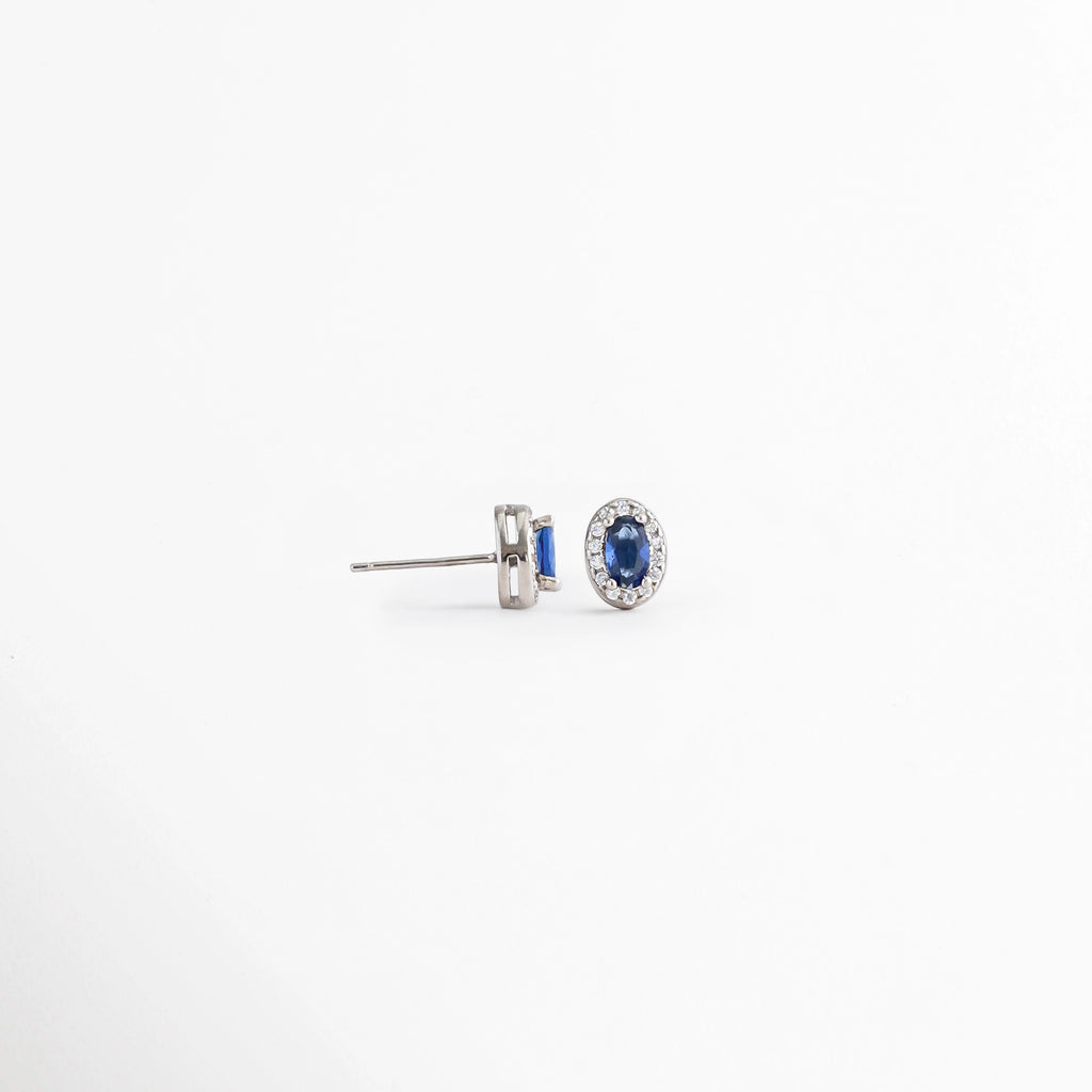 Vista lateral de los Baby Blue Amalia Studs con piedra natural azul y acabado en Plata Esterlina, perfil de los aretes Baby Blue Amalia mostrando el grosor del diseño ovalado, Vista de lado de los Baby Blue Amalia Studs con poste de Plata Ley 925, Aretes tipo stud con piedra natural azul, vista lateral, Perfil de los Baby Blue Amalia Studs que muestra el montaje de la piedra.