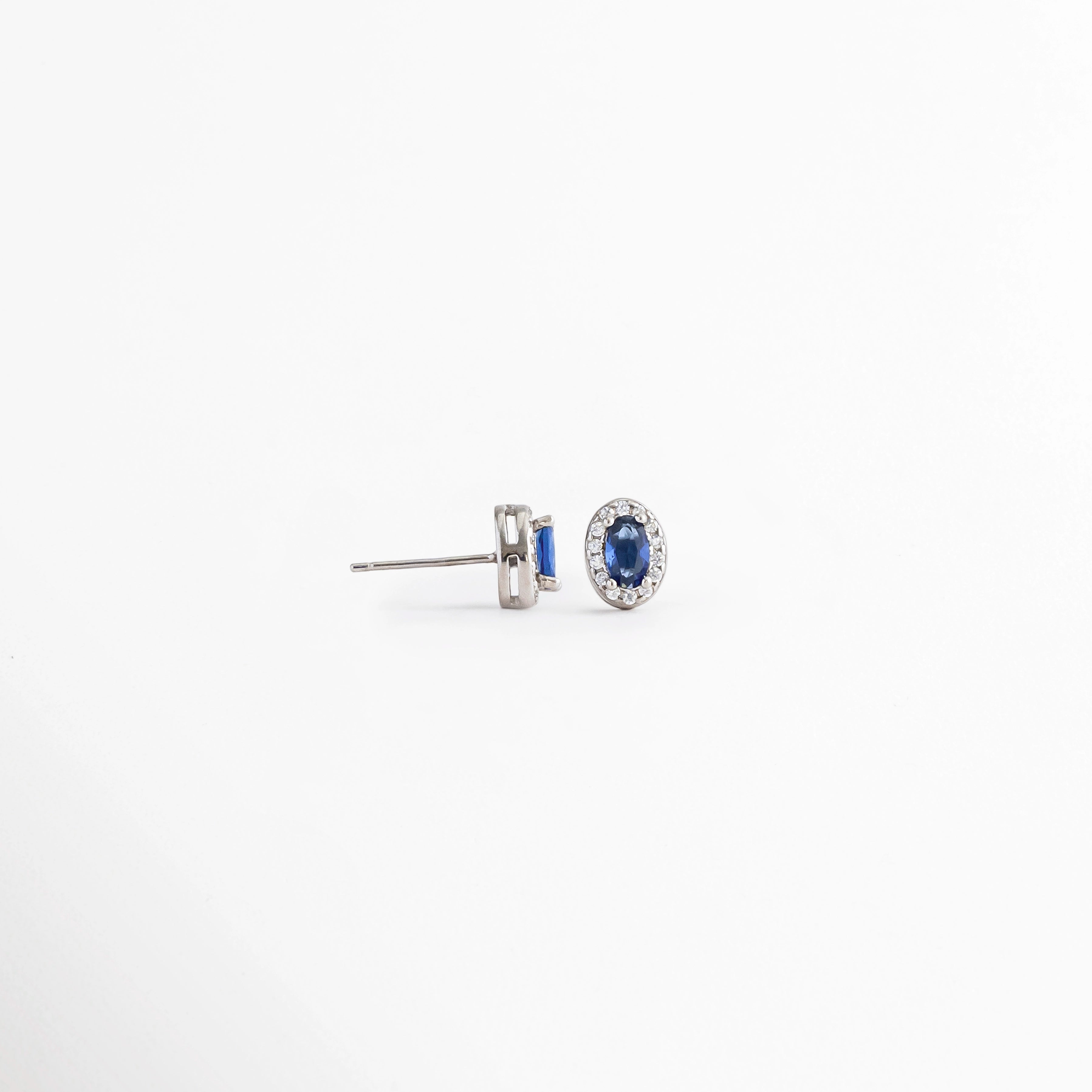 Vista lateral de los Baby Blue Amalia Studs con piedra natural azul y acabado en Plata Esterlina, perfil de los aretes Baby Blue Amalia mostrando el grosor del diseño ovalado, Vista de lado de los Baby Blue Amalia Studs con poste de Plata Ley 925, Aretes tipo stud con piedra natural azul, vista lateral, Perfil de los Baby Blue Amalia Studs que muestra el montaje de la piedra.