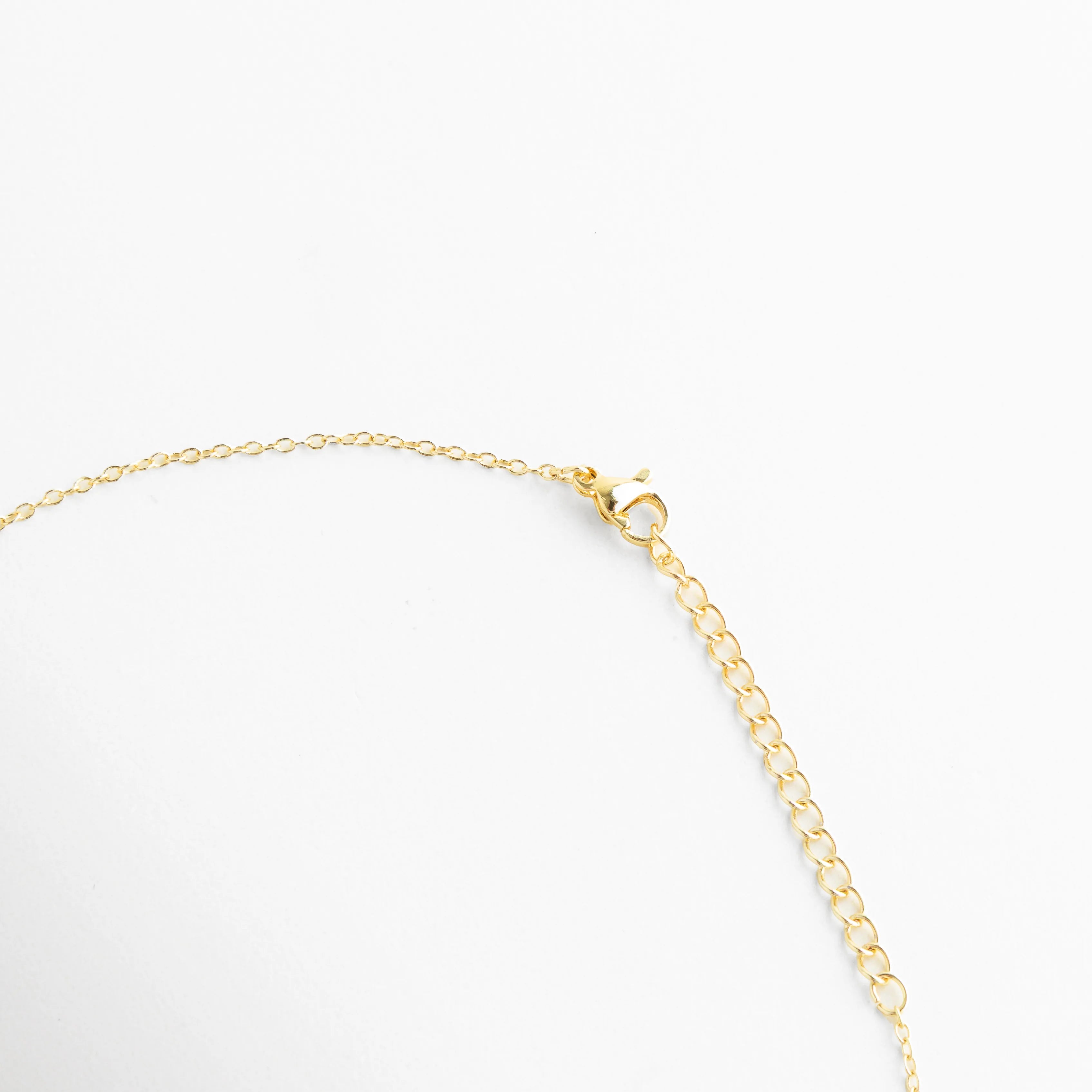 broche de collar dorado elegante, detalle de cadena fina dorada, collar de corazón con cierre seguro, joyería fina con acabado pulido, collar dorado cómodo y versátil, collar elegante de alta calidad