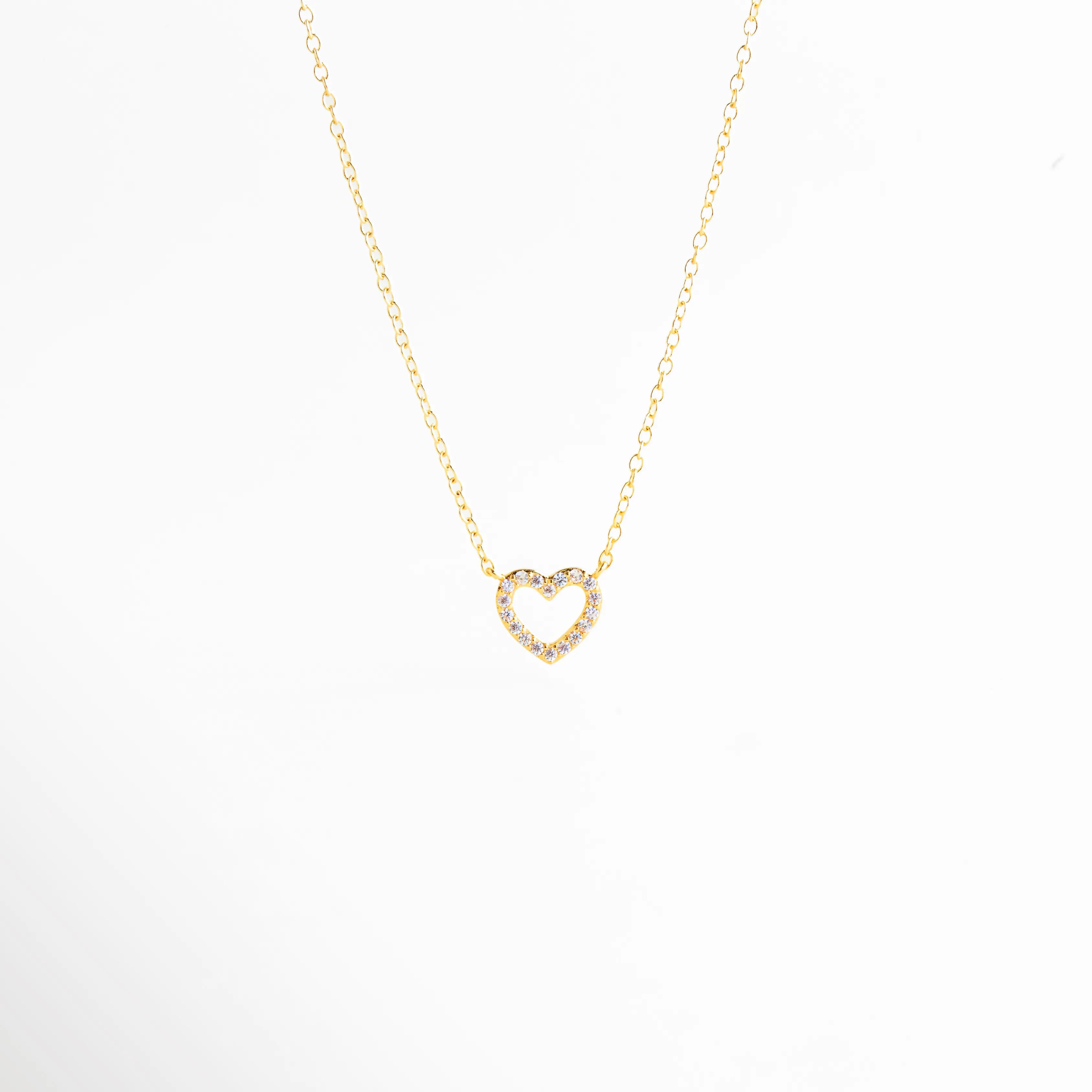 collar dorado con dije de corazón elegante, collar de corazón femenino estilo europeo, joyería dorada collar delicado para mujer, collar minimalista con dije de corazón, collar elegante dorado de diseño atemporal, joyería fina collar de corazón