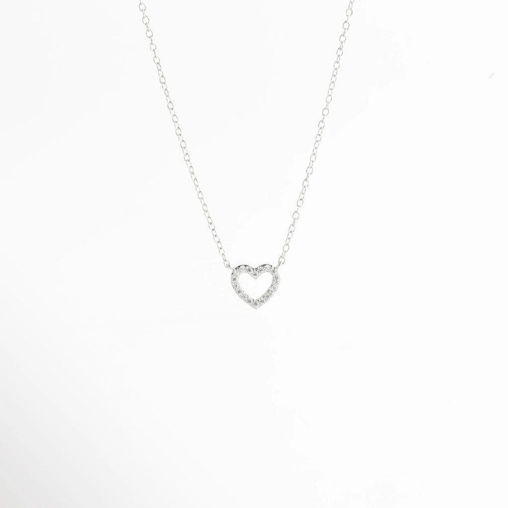 collar plateado con dije de corazón elegante, collar de corazón plateado femenino, joyería plateada collar delicado, collar minimalista con corazón, collar elegante plateado para mujer, joyería fina collar de corazón