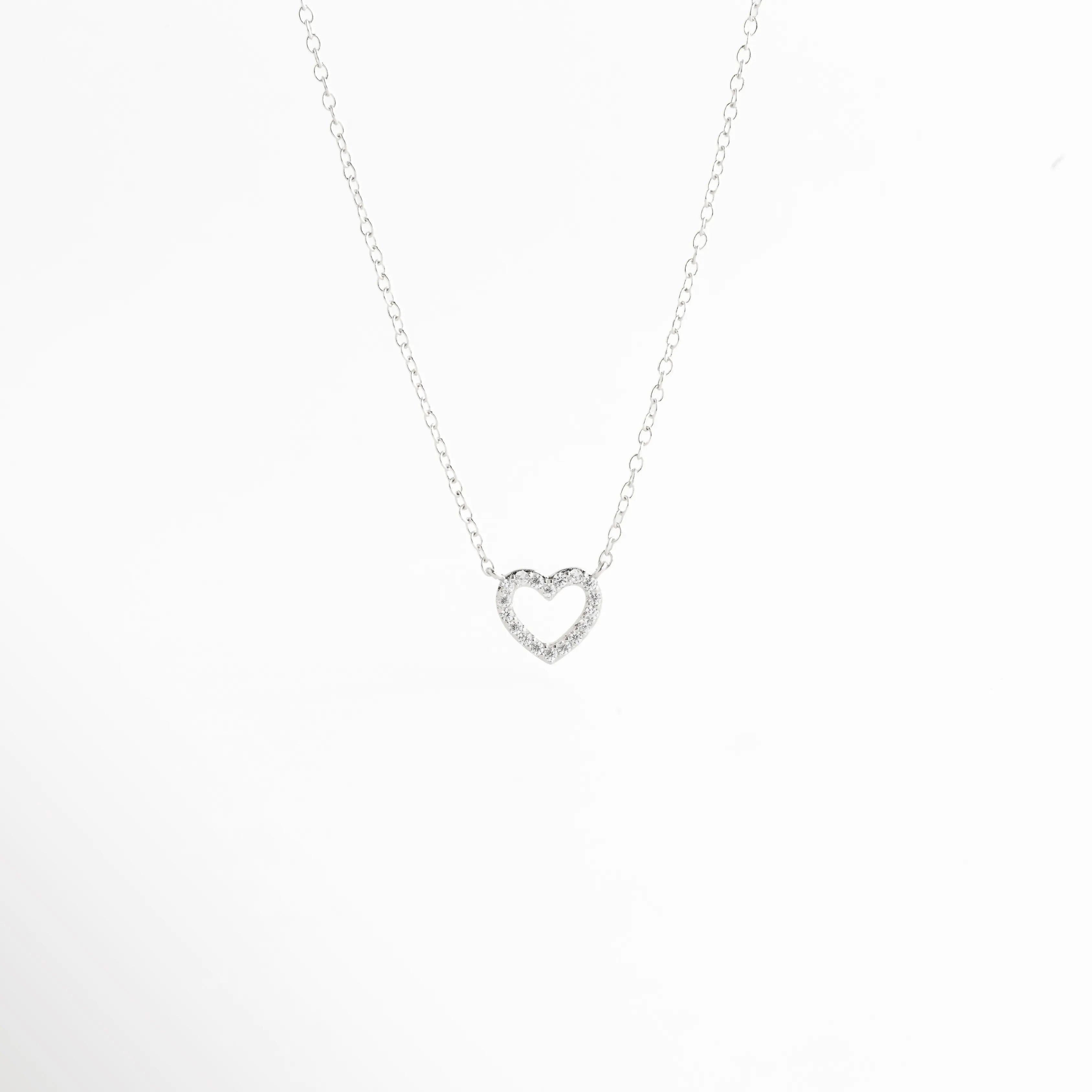 collar plateado con dije de corazón elegante, collar de corazón plateado femenino, joyería plateada collar delicado, collar minimalista con corazón, collar elegante plateado para mujer, joyería fina collar de corazón