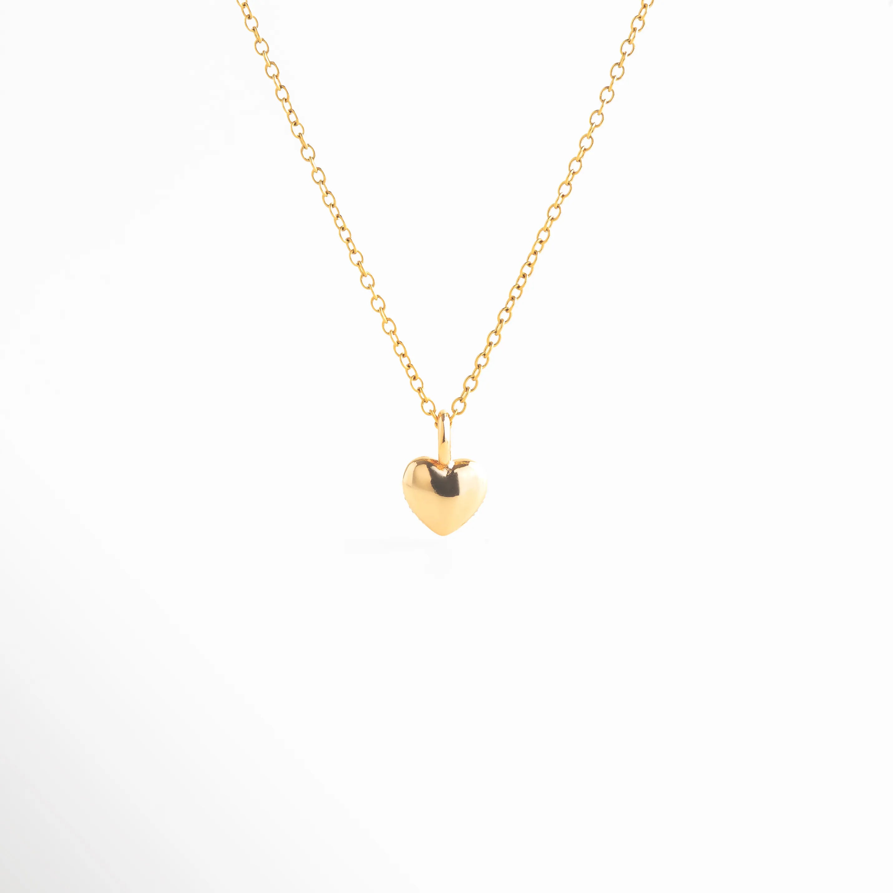 collar bitono vista lateral elegante, perfil de collar con cadena dorada, joyería femenina de líneas suaves, collar moderno con caída delicada, collar sofisticado estilo minimal, joyería contemporánea bitono