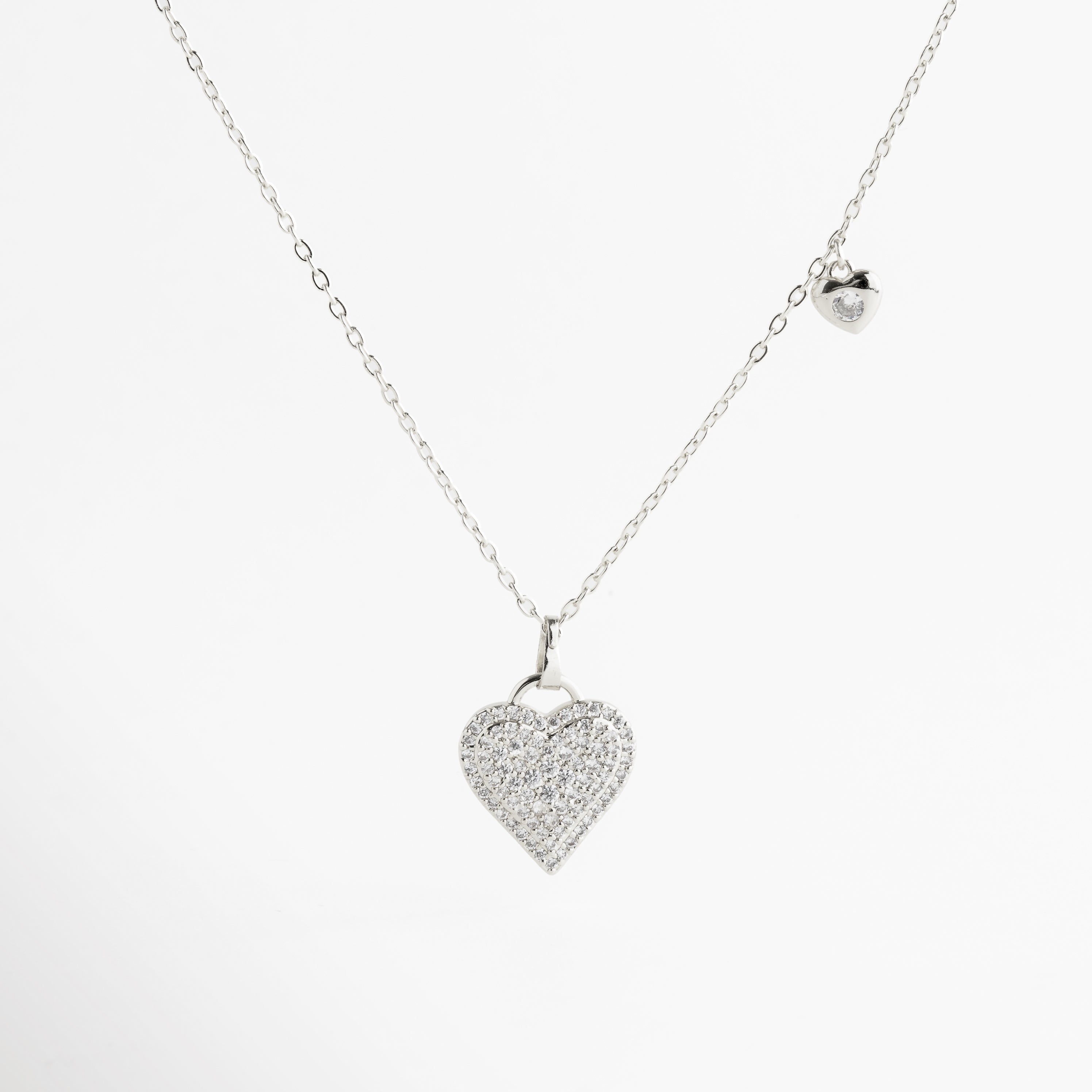Collar con dije de corazón pavé al centro, Dije en forma de corazón con micro piedras brillantes, Collar delicado con cadena fina y corazón colgante, Joya romántica con acabado pulido y textura luminosa, Collar elegante con dije de corazón incrustado