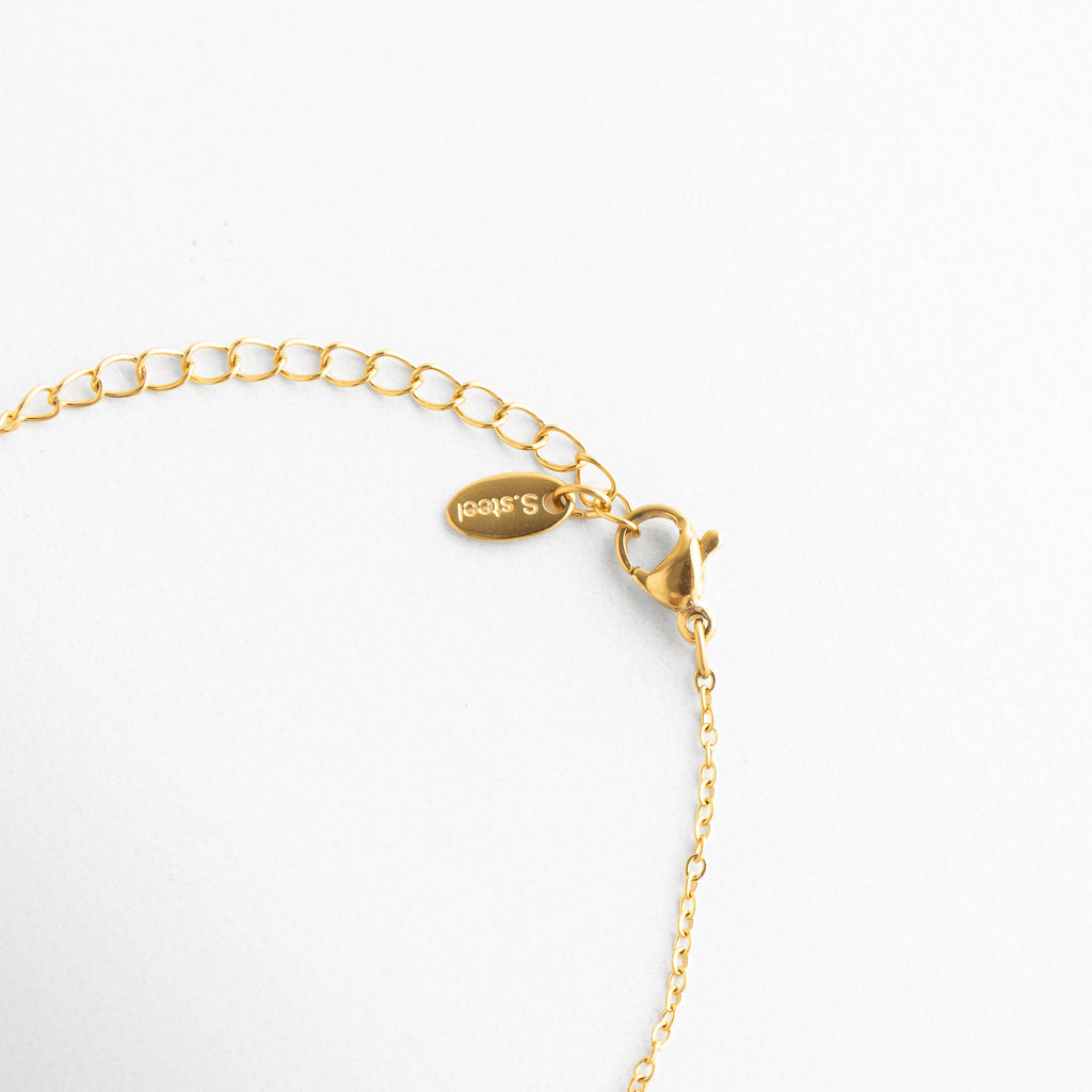 broche de pulsera dorada elegante, cierre seguro en pulsera de corazones, detalle de broche en joyería dorada, pulsera femenina con cierre discreto, joyería fina pulsera cómoda, broche pulido de pulsera dorada