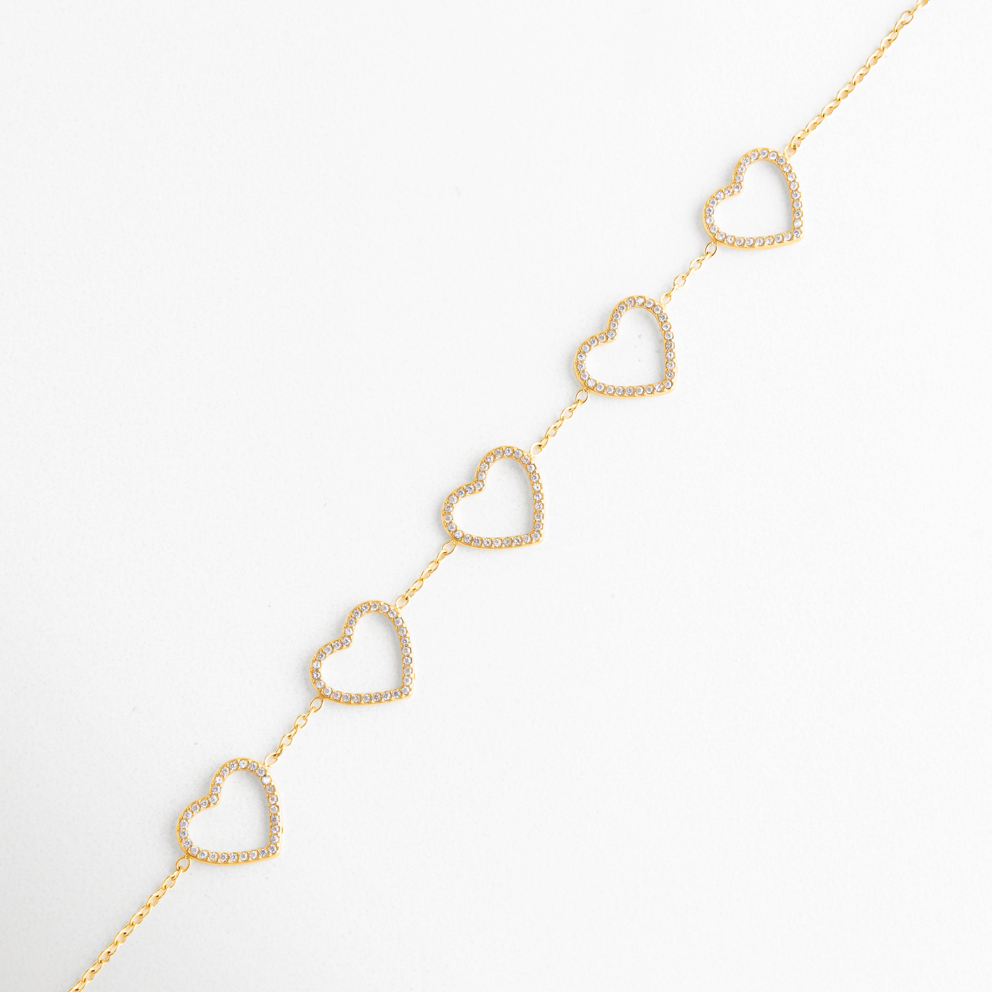 pulsera dorada con corazones delicados, pulsera de corazones elegante estilo europeo, joyería dorada femenina pulsera fina, pulsera romántica dorada para mujer, pulsera elegante de corazones minimalista, joyería fina pulsera dorada