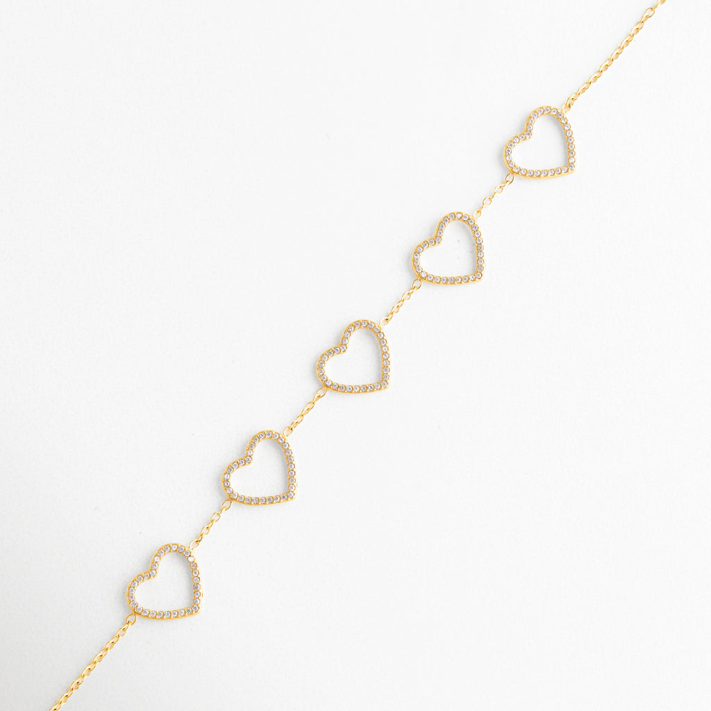 pulsera dorada con corazones delicados, pulsera de corazones elegante estilo europeo, joyería dorada femenina pulsera fina, pulsera romántica dorada para mujer, pulsera elegante de corazones minimalista, joyería fina pulsera dorada