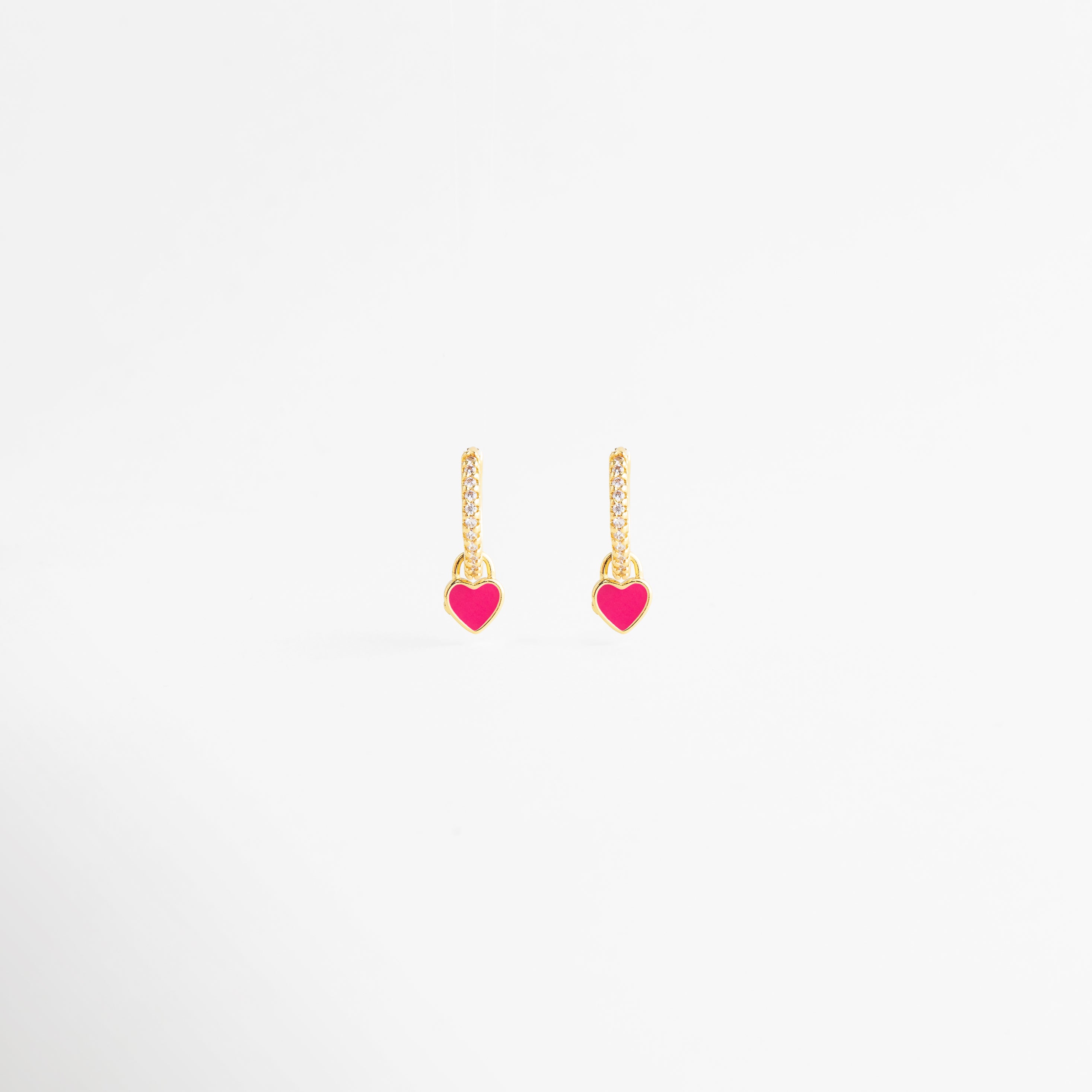 aretes dorados con corazón rosa esmaltado, aretes delicados de corazón rosa con zirconias, aretes finos colgantes con corazón rosa, joyería femenina con corazón rosa brillante, aretes románticos de corazón rosa elegante, aretes minimalistas con diseño alargado y rosa suave
