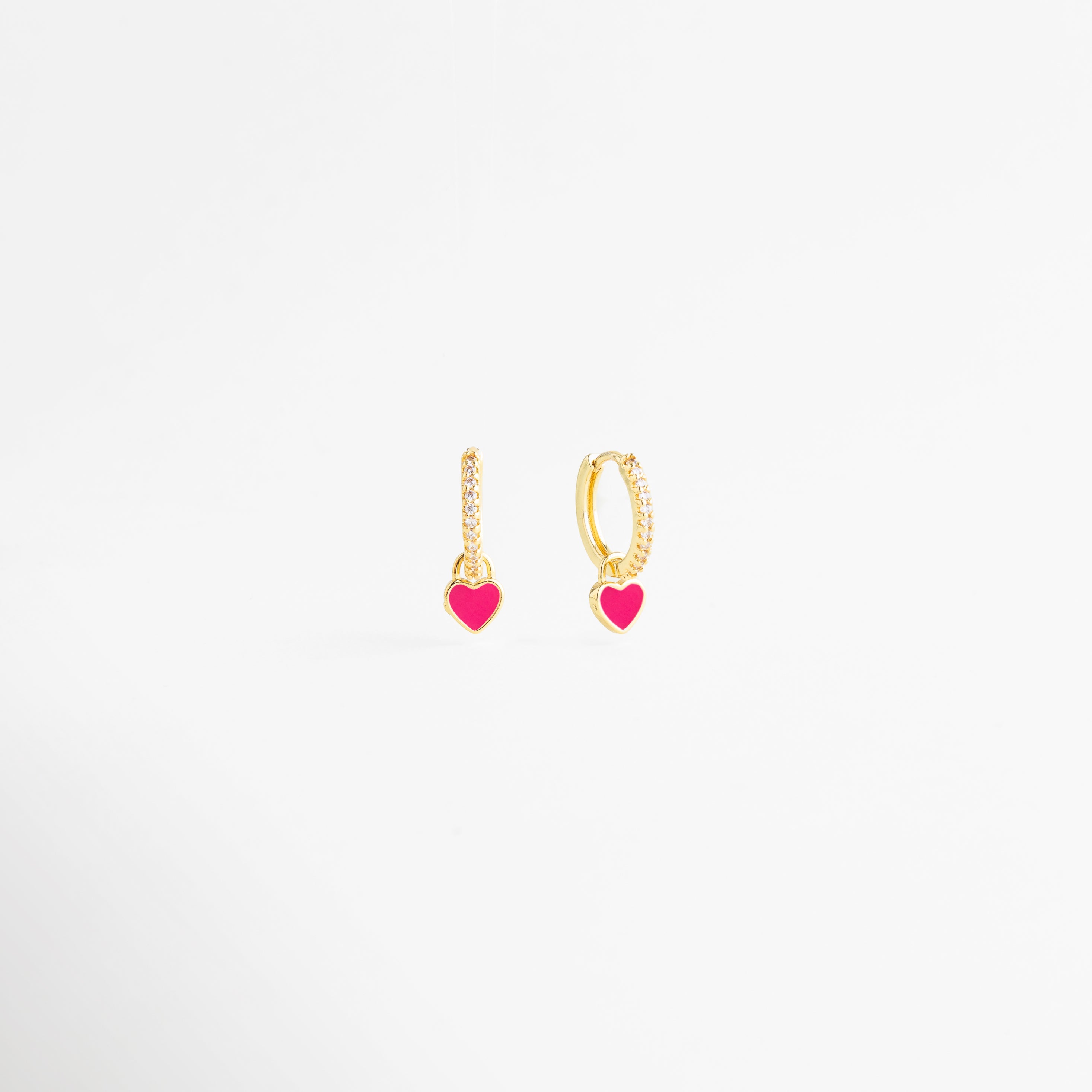 aretes dorados con corazón rosa esmaltado, aretes delicados de corazón rosa con zirconias, aretes finos colgantes con corazón rosa, joyería femenina con corazón rosa brillante, aretes románticos de corazón rosa elegante, aretes minimalistas con diseño alargado y rosa suave