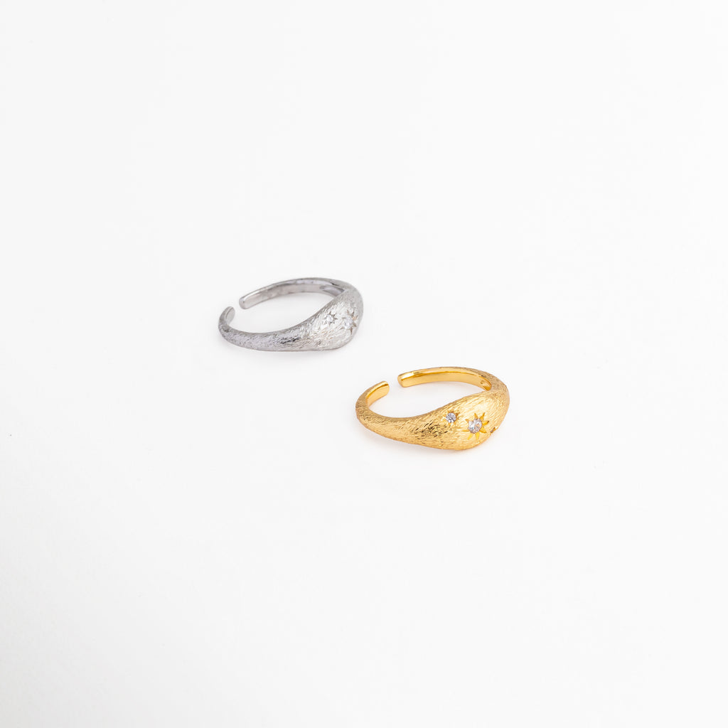 Anillo Solaris disponible en acabados dorado y plateado, Comparativa de colores del anillo Solaris con zirconia, Anillo ajustable en tonos oro y plata, Variantes del anillo Solaris con acabado metálico brillante, Anillo minimalista disponible en versión dorada y plateada.