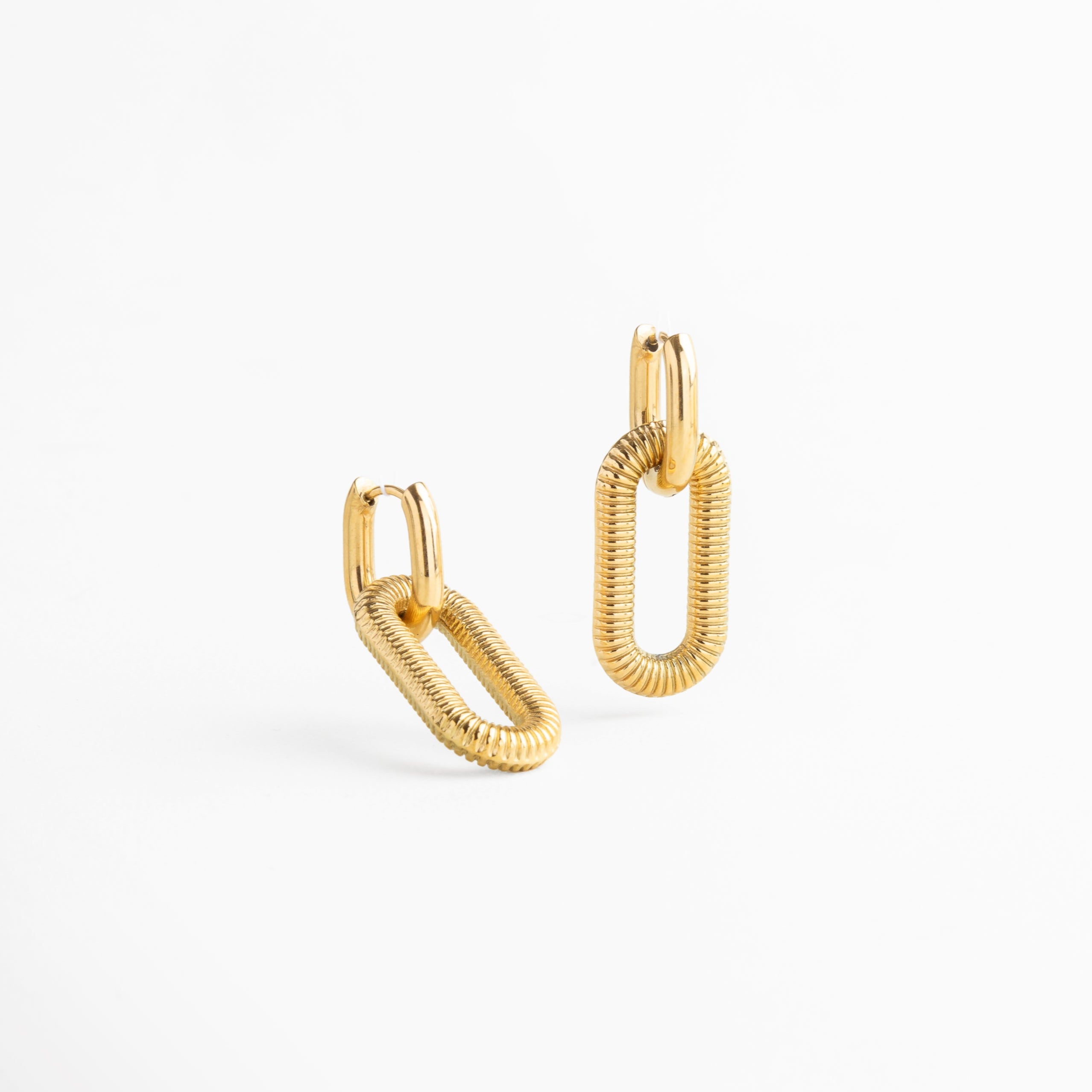 Aretes de 2.5 cm de largo con ancho de 1.5 cm en dorado, Medida real de pendientes dorados con textura, Proporción visible de clip dorado desmontable, Escala de aretes en chapa de oro 18K con textura