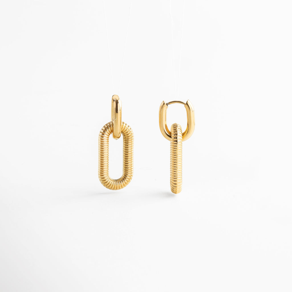 Aretes dorados con clip desmontable y textura, Pendientes dorados 2 en 1 con dije desmontable, Aretes versátiles en chapa de oro con diseño moderno, Aretes dorados con estructura desmontable y acabado texturizado