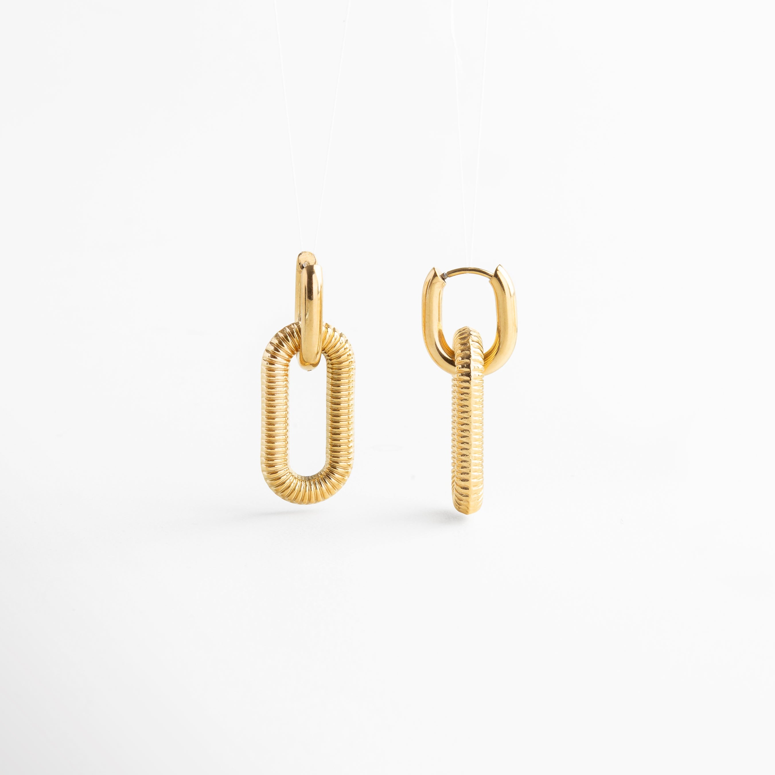 Aretes dorados con clip desmontable y textura, Pendientes dorados 2 en 1 con dije desmontable, Aretes versátiles en chapa de oro con diseño moderno, Aretes dorados con estructura desmontable y acabado texturizado