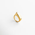 Vista superior del anillo Génova Dorado, mostrando su forma asimétrica y superficie pulida en oro 18K. Anillo Génova en dorado visto desde arriba, con diseño escultórico y elegante. Toma cenital del anillo moderno Génova, resaltando su estructura artística en dorado brillante. Anillo dorado Génova desde vista superior, ideal como pieza protagonista de un look contemporáneo.
Perspectiva superior del anillo Génova, con diseño abstracto y acabado en acero inoxidable dorado.