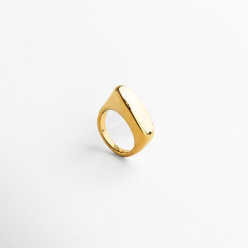 Vista superior del anillo Génova Dorado, mostrando su forma asimétrica y superficie pulida en oro 18K. Anillo Génova en dorado visto desde arriba, con diseño escultórico y elegante. Toma cenital del anillo moderno Génova, resaltando su estructura artística en dorado brillante. Anillo dorado Génova desde vista superior, ideal como pieza protagonista de un look contemporáneo.
Perspectiva superior del anillo Génova, con diseño abstracto y acabado en acero inoxidable dorado.