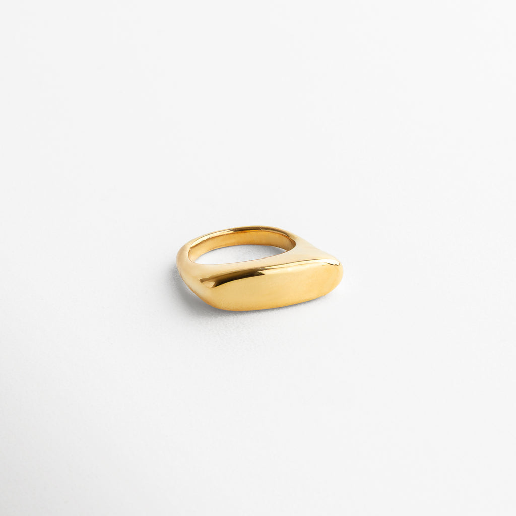 Anillo Génova Dorado visto de perfil, con diseño asimétrico y curvaturas suaves en acabado oro de 18K. Vista lateral del anillo artístico Génova, con forma innovadora y elegante acabado metálico dorado.
Lado del anillo Génova, mostrando su diseño moderno y estructura bold en acero con baño de oro.
Detalle lateral del anillo dorado Génova, ideal para un look sofisticado y diferente. Perfil del anillo Génova Dorado, con silueta única y diseño que rompe con lo tradicional.