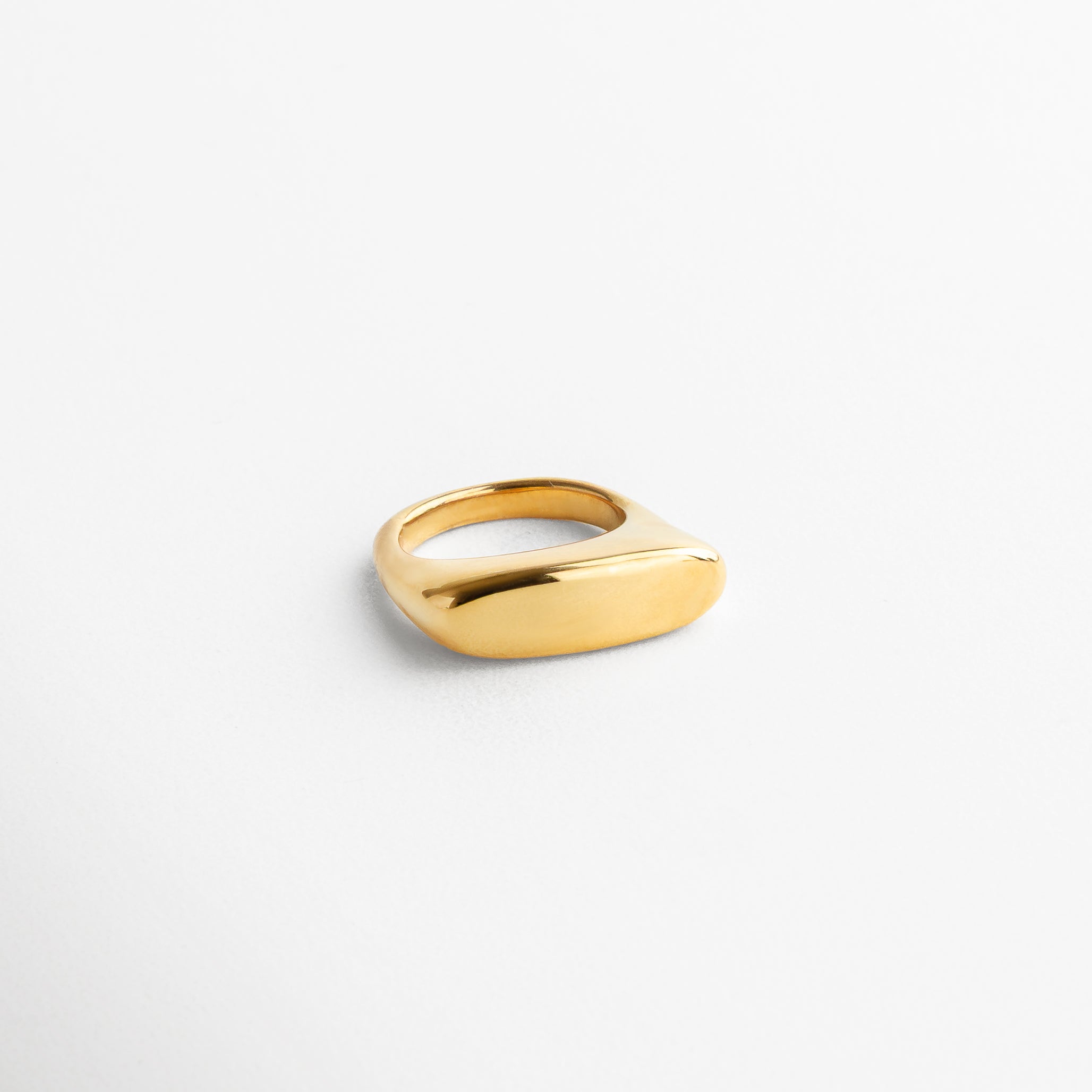 Anillo Génova Dorado visto de perfil, con diseño asimétrico y curvaturas suaves en acabado oro de 18K. Vista lateral del anillo artístico Génova, con forma innovadora y elegante acabado metálico dorado.
Lado del anillo Génova, mostrando su diseño moderno y estructura bold en acero con baño de oro.
Detalle lateral del anillo dorado Génova, ideal para un look sofisticado y diferente. Perfil del anillo Génova Dorado, con silueta única y diseño que rompe con lo tradicional.