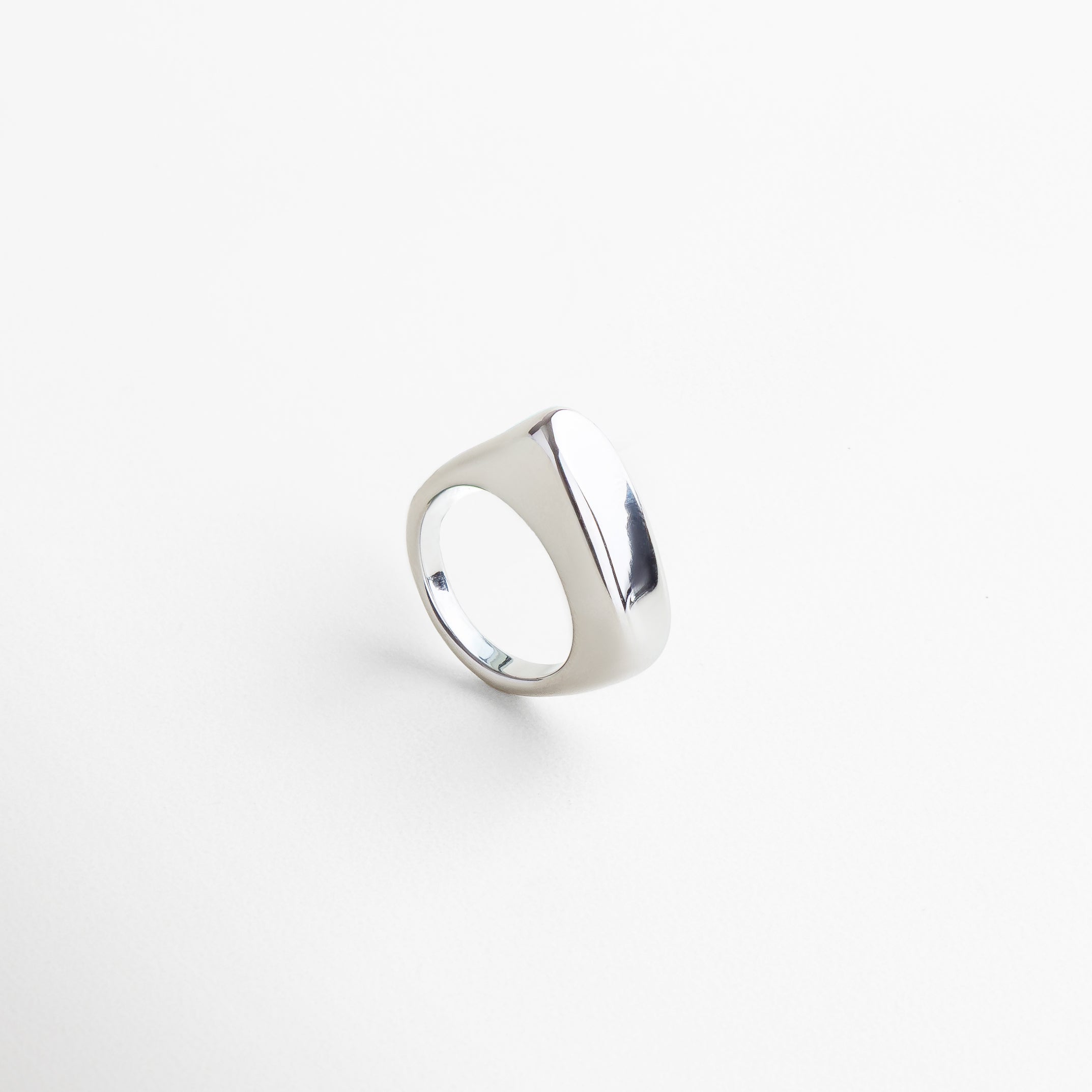 Anillo Génova Plateado visto de lado, con diseño curvo y forma asimétrica en acero inoxidable.Perfil del anillo Génova en tono plateado, con líneas suaves y estilo artístico. Vista lateral del anillo Génova Plateado, destacando su diseño poco convencional y elegante. Detalle lateral del anillo en acero inoxidable, con silueta bold y diseño sofisticado. Anillo moderno Génova Plateado visto de perfil, ideal para estilos creativos y contemporáneos.