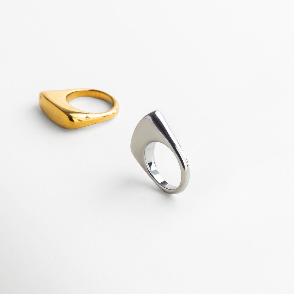 Anillo Génova Plateado visto de lado, con diseño curvo y forma asimétrica en acero inoxidable.Perfil del anillo Génova en tono plateado, con líneas suaves y estilo artístico. Vista lateral del anillo Génova Plateado, destacando su diseño poco convencional y elegante. Detalle lateral del anillo en acero inoxidable, con silueta bold y diseño sofisticado. Anillo moderno Génova Plateado visto de perfil, ideal para estilos creativos y contemporáneos.