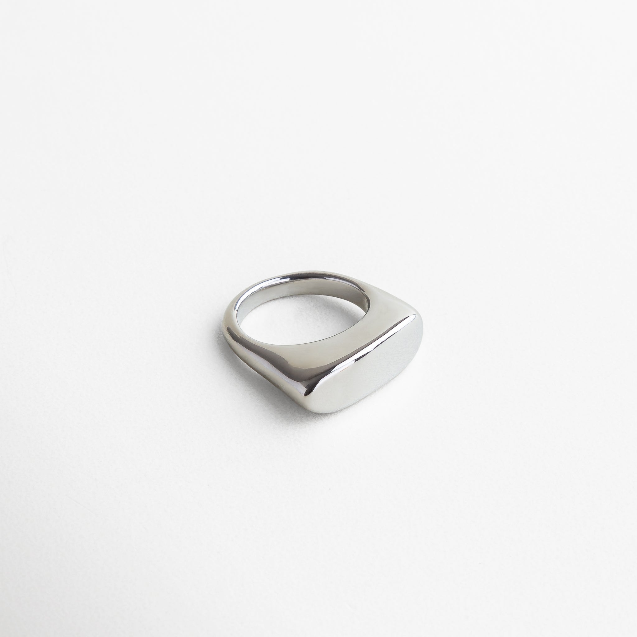 Anillo Génova Plateado visto desde el frente, con diseño asimétrico y acabado metálico brillante. Frontal del anillo Génova en acero inoxidable plateado, resaltando su estilo moderno y artístico. Vista frontal del anillo Génova Plateado, con silueta única y sofisticada. Primer plano del anillo Génova en tono plateado, destacando su diseño disruptivo y elegante. Anillo plateado de acero inoxidable desde el frente, con forma audaz y contemporánea.