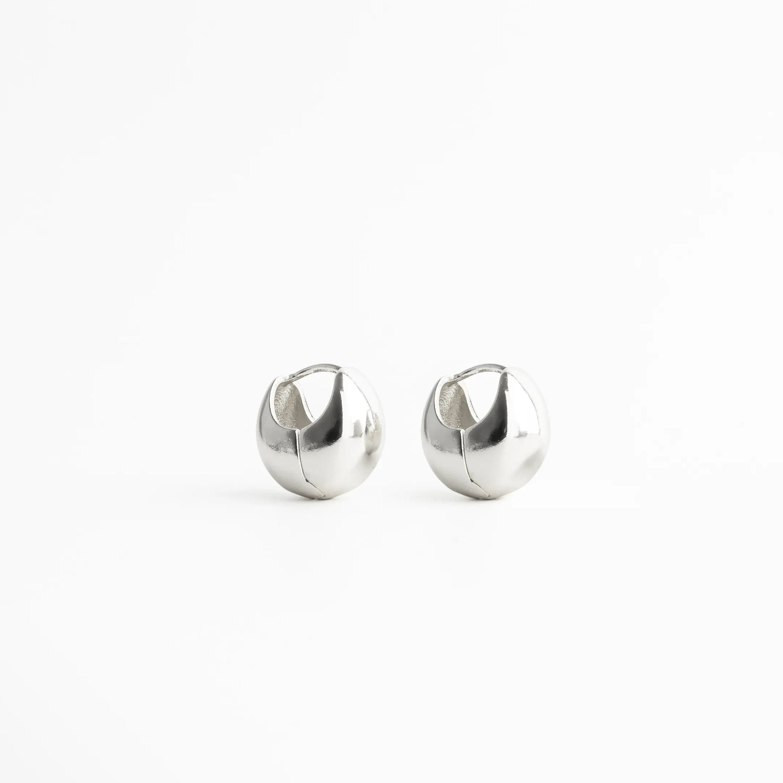 Aretes plateados pequeños de forma orgánica con acabado espejo y diseño contemporáneo, aretes pequeños plateados, aretes modernos, joyería minimalista, aretes elegantes