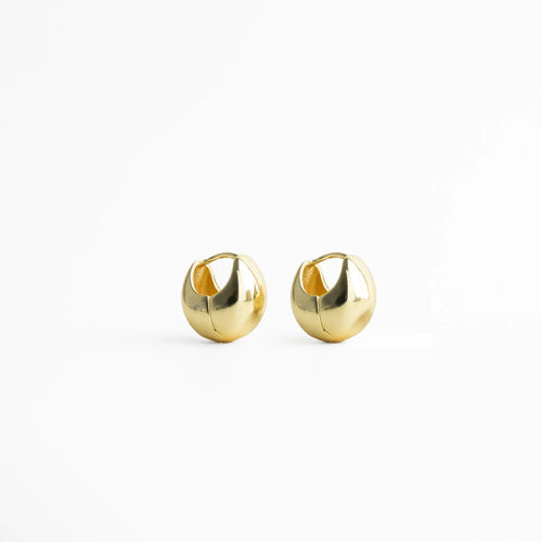 Aretes dorados tipo stud con diseño redondeado y acabado pulido espejo, joyería minimalista elegante ideal para uso diario.