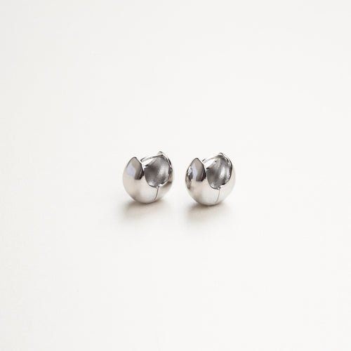 Vista frontal de aretes plateados sencillos, diseño limpio y minimalista