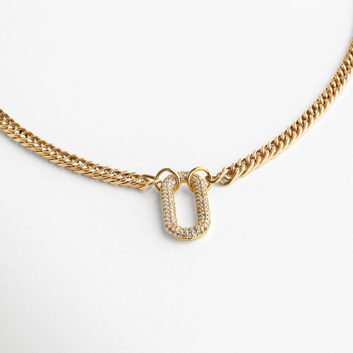 Primer plano del dije con zirconia engastada en acero inoxidable, Detalle del colgante pequeño de 0.5 cm con brillo sutil, Incrustación de zirconia sobre base metálica pulida, Acercamiento al diseño fino y delicado del collar