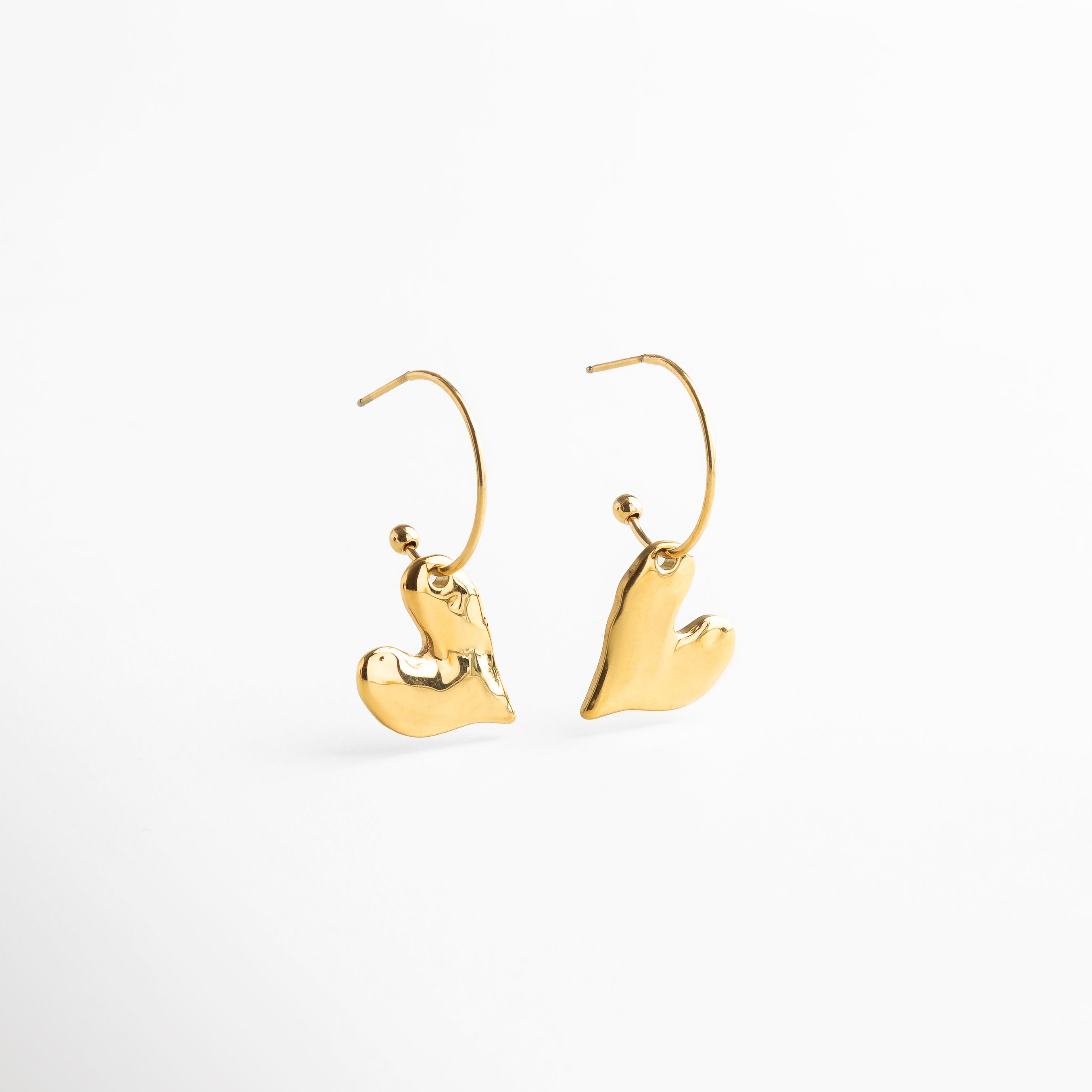 Aretes dorados con forma de corazón asimétrico, Aretes Amour en chapa de oro con diseño fluido, Pendientes dorados con silueta de corazón moderno, Aretes largos con forma de corazón libre y acabado pulido