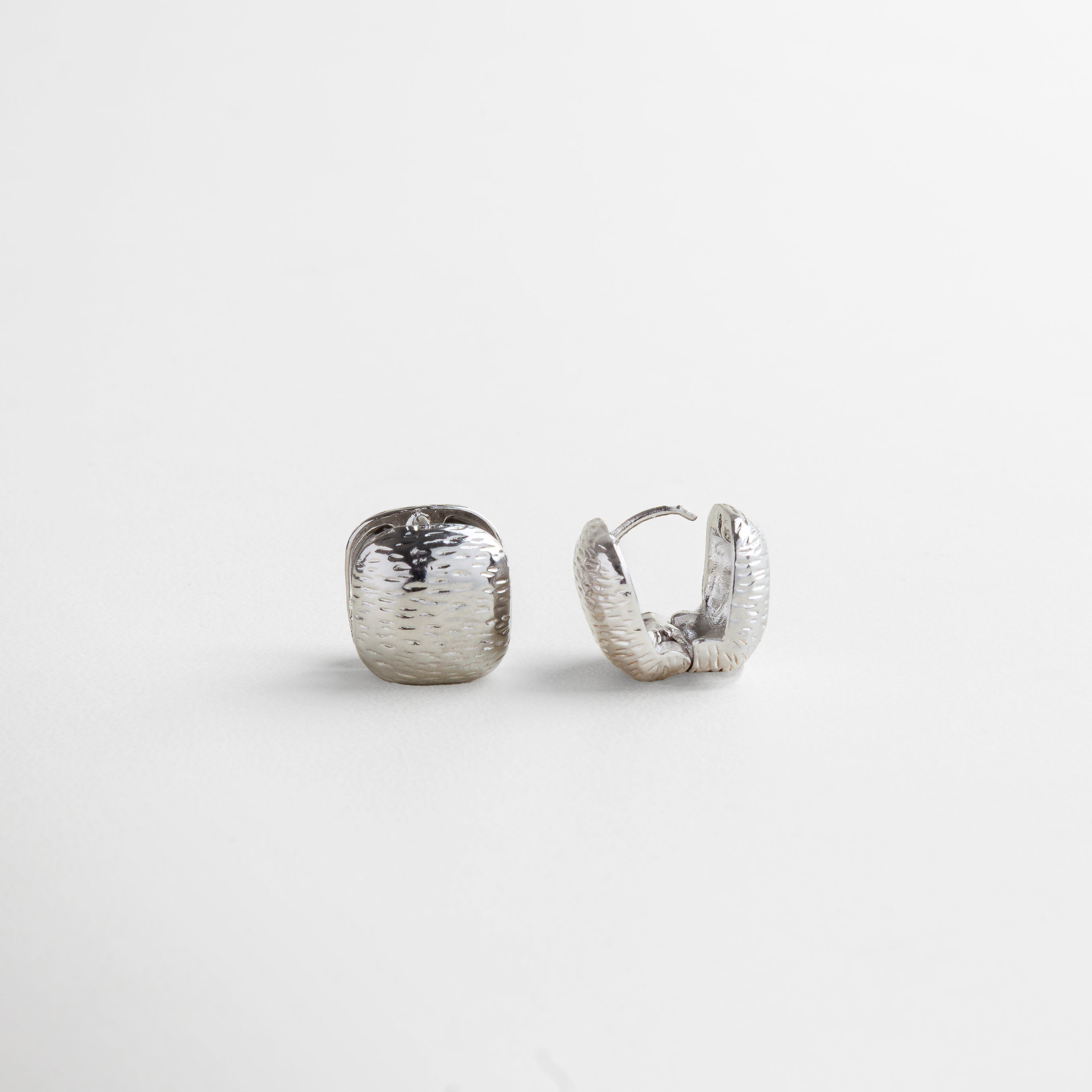 Vista lateral del Anillo Idriss en acabado plateado, resaltando su perfil delgado con detalles brillantes. Anillo plateado visto de lado, con incrustaciones de zirconia que reflejan la luz desde todos los ángulos. Perfil del anillo Idriss plateado, con estructura de 1.5 cm de ancho y diseño sutilmente elevado. Detalle lateral del Anillo Idriss en plata 925, ideal para un look elegante y contemporáneo.
Anillo en acabado plateado visto desde el lateral, con curvas suaves y piedras luminosas. 
