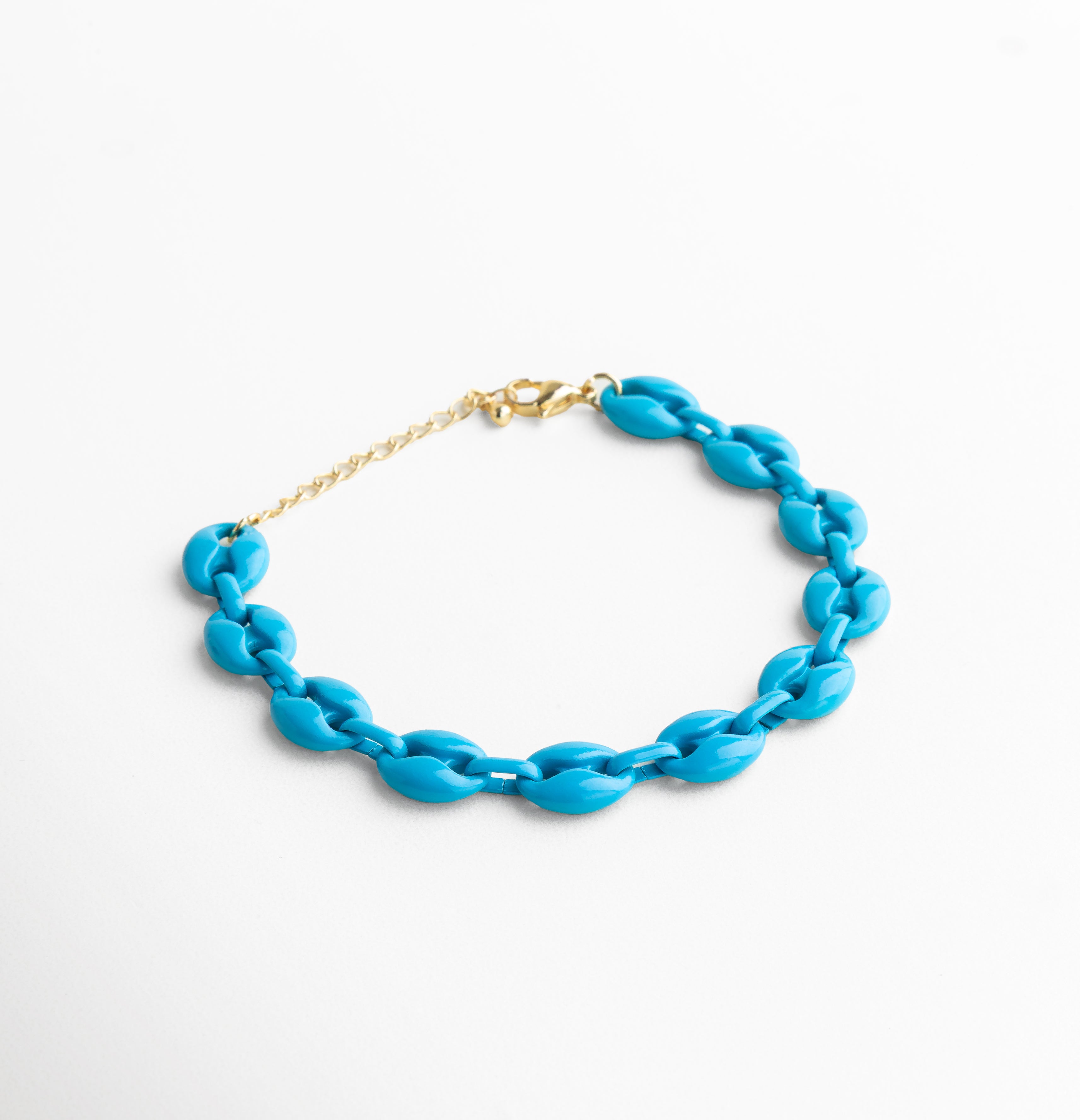 Pulsera azul celeste con eslabones acrílicos y detalles dorados, Diseño fresco y ligero en azul pastel, Pulsera moderna con eslabones azules y chapa de oro 18K, Accesorio en tonos suaves con brillo metálico